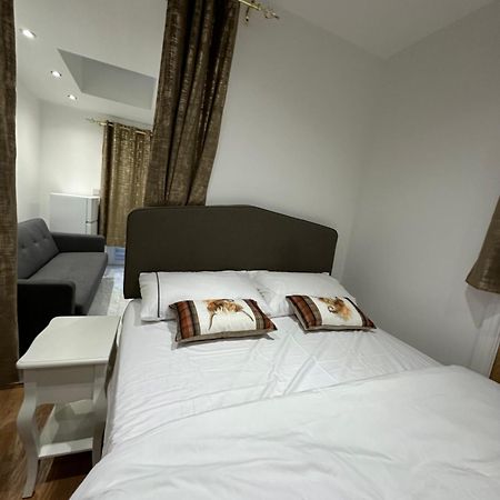 4Th Studio Flat With Private Own Bathroom A London Luxury Family Home Setup And Furnished With Double Bed Plus A Double Futon-Sofa Bed A Single Futon Bed A Baby Cot And Garden And Free Parking Exteriör bild