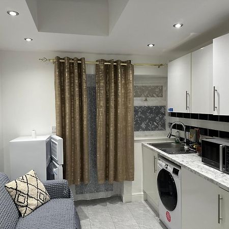 4Th Studio Flat With Private Own Bathroom A London Luxury Family Home Setup And Furnished With Double Bed Plus A Double Futon-Sofa Bed A Single Futon Bed A Baby Cot And Garden And Free Parking Exteriör bild