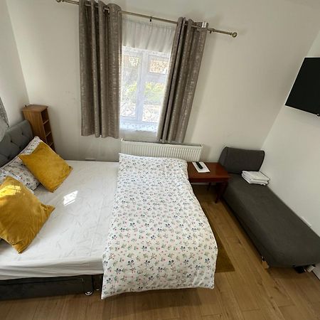 4Th Studio Flat With Private Own Bathroom A London Luxury Family Home Setup And Furnished With Double Bed Plus A Double Futon-Sofa Bed A Single Futon Bed A Baby Cot And Garden And Free Parking Exteriör bild