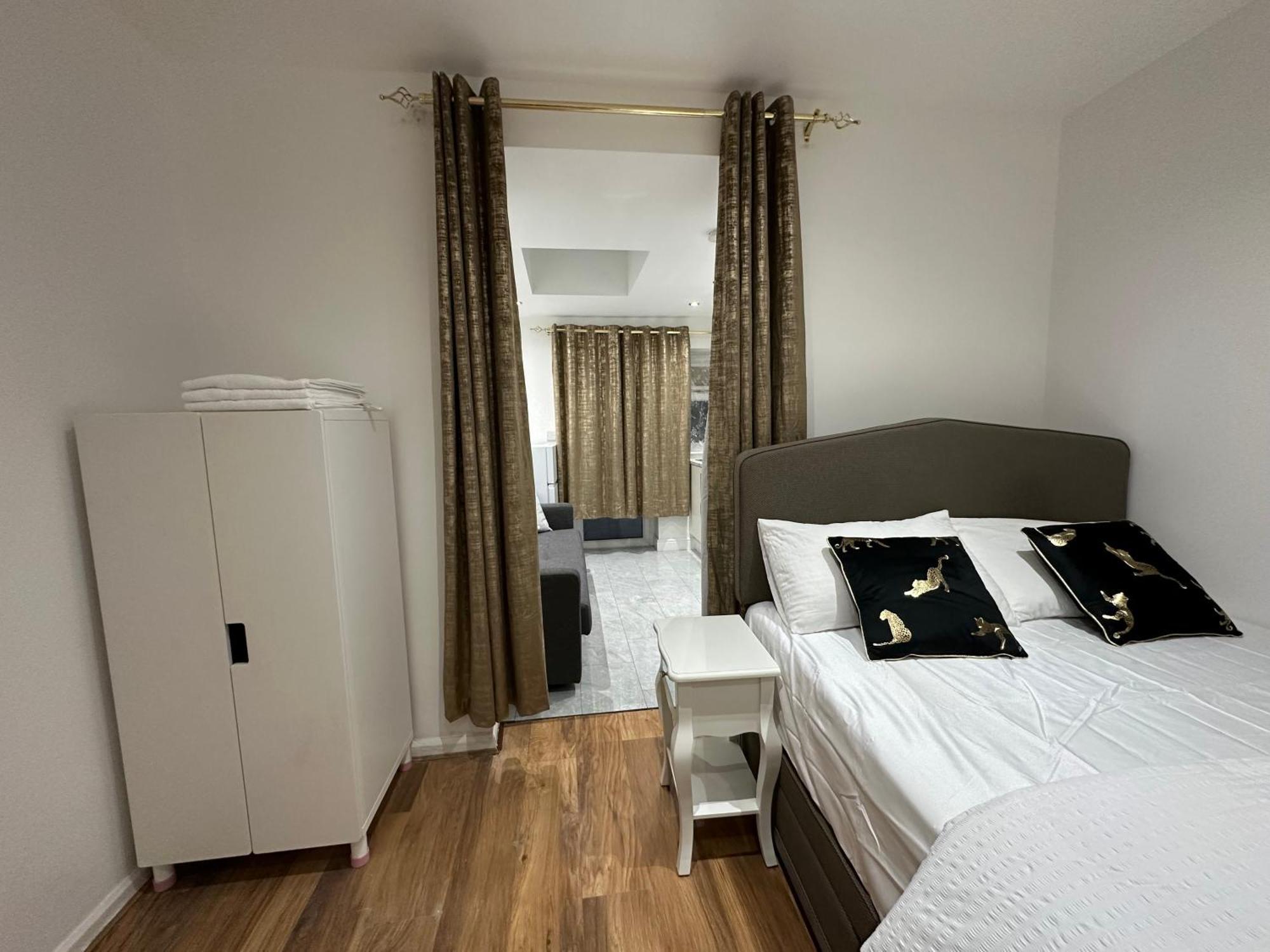 4Th Studio Flat With Private Own Bathroom A London Luxury Family Home Setup And Furnished With Double Bed Plus A Double Futon-Sofa Bed A Single Futon Bed A Baby Cot And Garden And Free Parking Exteriör bild