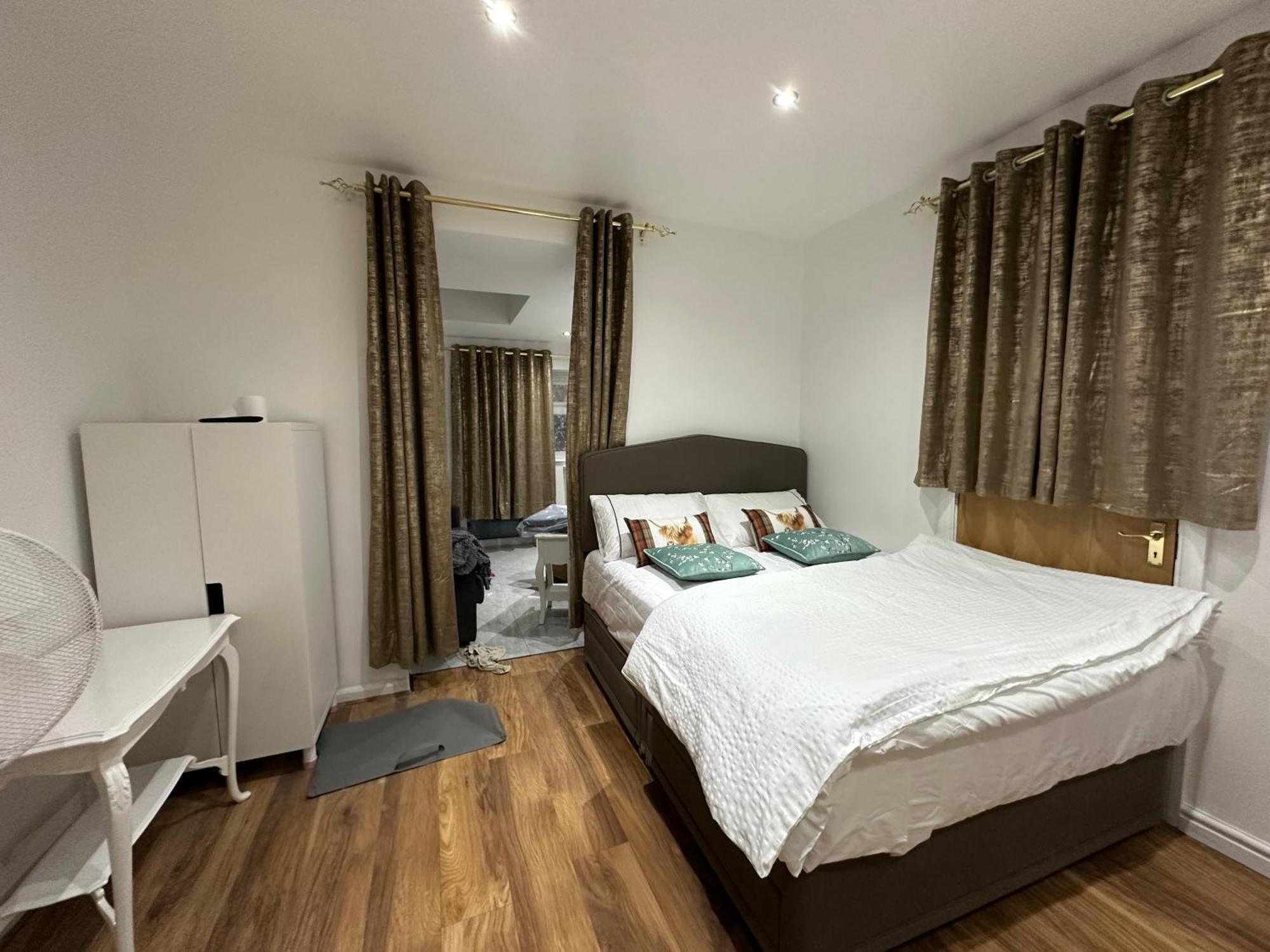 4Th Studio Flat With Private Own Bathroom A London Luxury Family Home Setup And Furnished With Double Bed Plus A Double Futon-Sofa Bed A Single Futon Bed A Baby Cot And Garden And Free Parking Exteriör bild