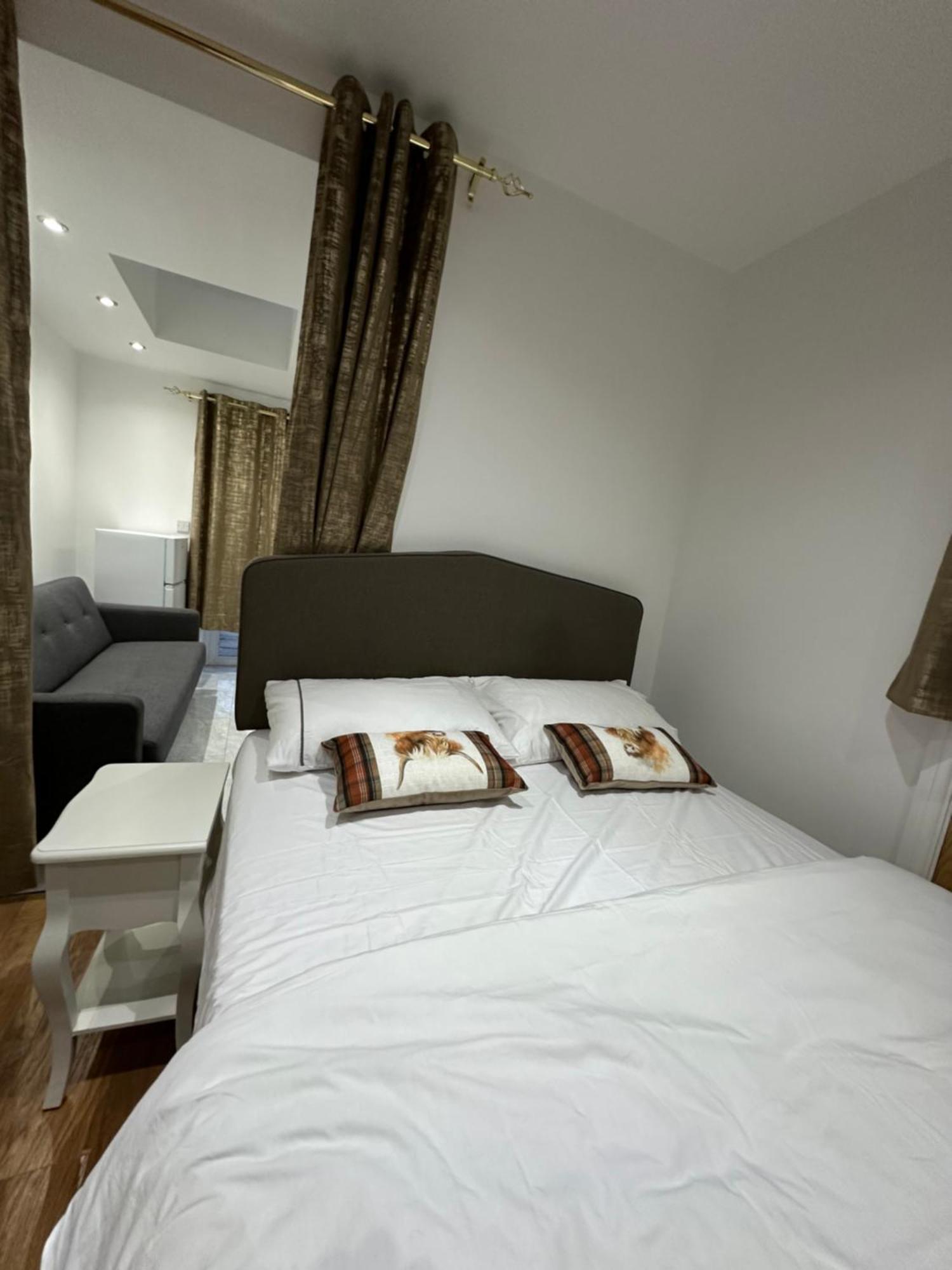 4Th Studio Flat With Private Own Bathroom A London Luxury Family Home Setup And Furnished With Double Bed Plus A Double Futon-Sofa Bed A Single Futon Bed A Baby Cot And Garden And Free Parking Exteriör bild