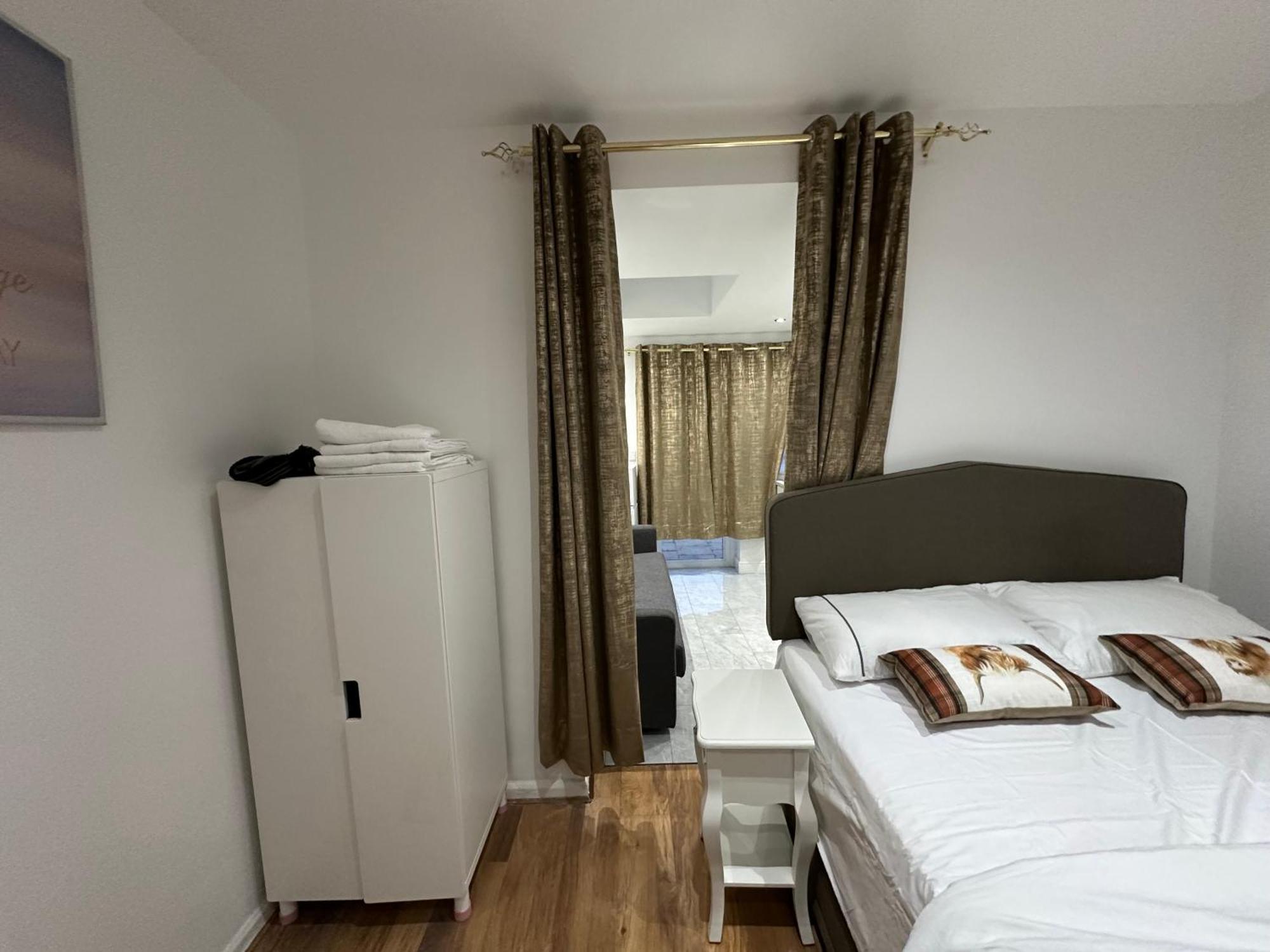 4Th Studio Flat With Private Own Bathroom A London Luxury Family Home Setup And Furnished With Double Bed Plus A Double Futon-Sofa Bed A Single Futon Bed A Baby Cot And Garden And Free Parking Exteriör bild