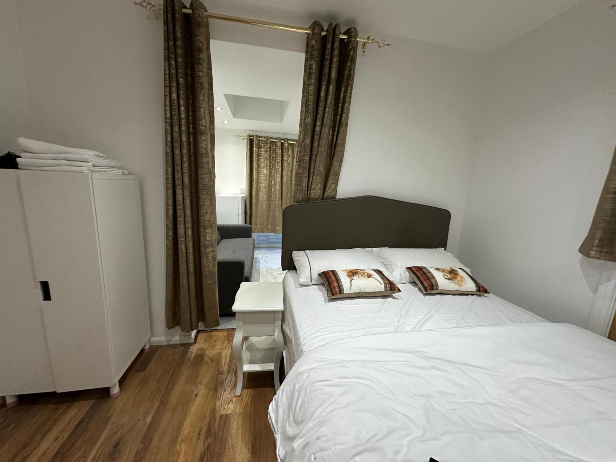 4Th Studio Flat With Private Own Bathroom A London Luxury Family Home Setup And Furnished With Double Bed Plus A Double Futon-Sofa Bed A Single Futon Bed A Baby Cot And Garden And Free Parking Exteriör bild