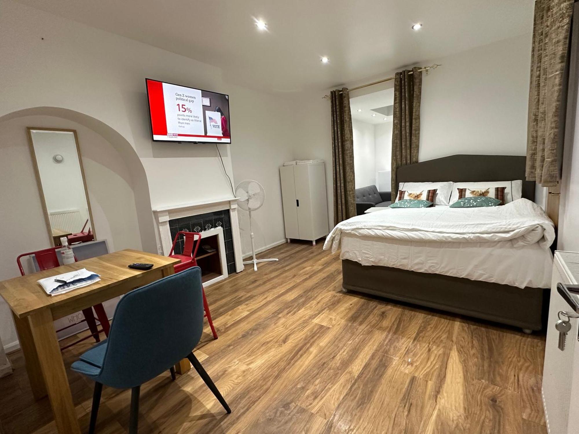 4Th Studio Flat With Private Own Bathroom A London Luxury Family Home Setup And Furnished With Double Bed Plus A Double Futon-Sofa Bed A Single Futon Bed A Baby Cot And Garden And Free Parking Exteriör bild