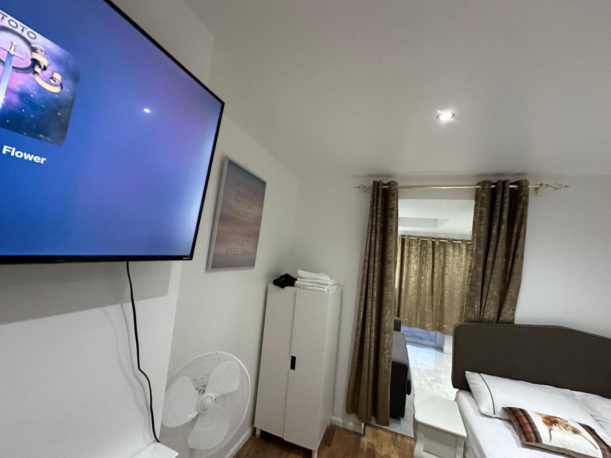 4Th Studio Flat With Private Own Bathroom A London Luxury Family Home Setup And Furnished With Double Bed Plus A Double Futon-Sofa Bed A Single Futon Bed A Baby Cot And Garden And Free Parking Exteriör bild