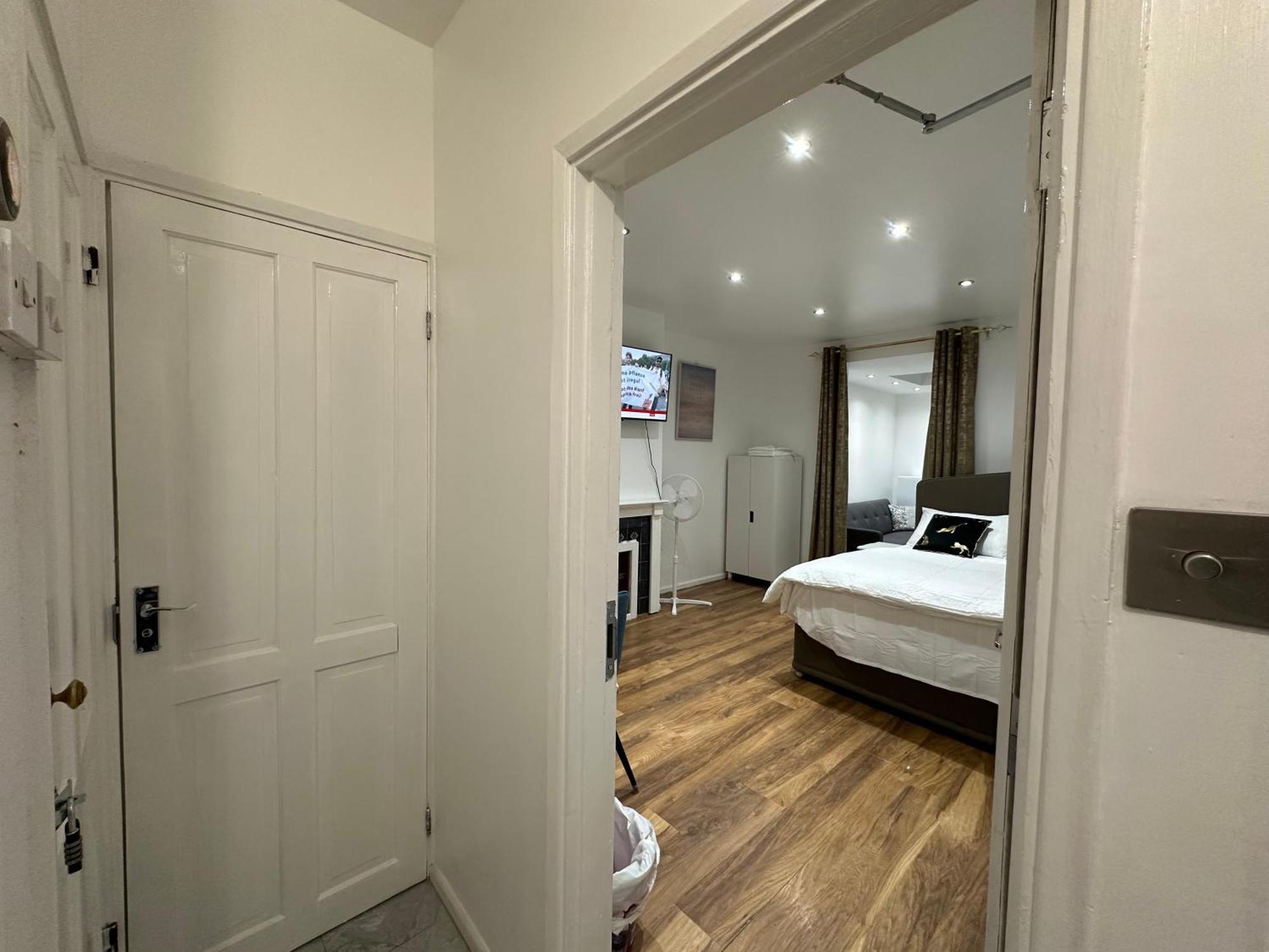 4Th Studio Flat With Private Own Bathroom A London Luxury Family Home Setup And Furnished With Double Bed Plus A Double Futon-Sofa Bed A Single Futon Bed A Baby Cot And Garden And Free Parking Exteriör bild