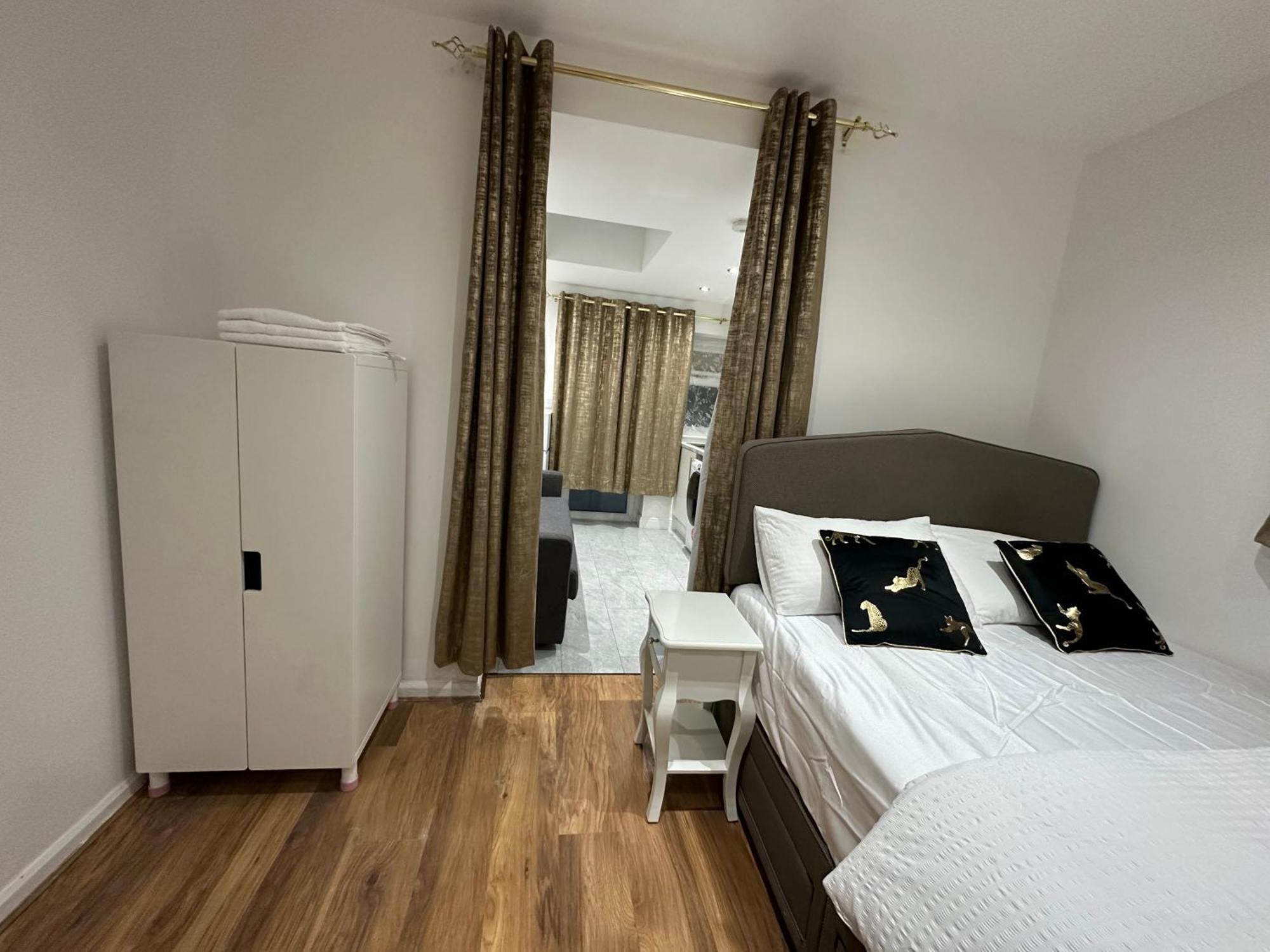 4Th Studio Flat With Private Own Bathroom A London Luxury Family Home Setup And Furnished With Double Bed Plus A Double Futon-Sofa Bed A Single Futon Bed A Baby Cot And Garden And Free Parking Exteriör bild