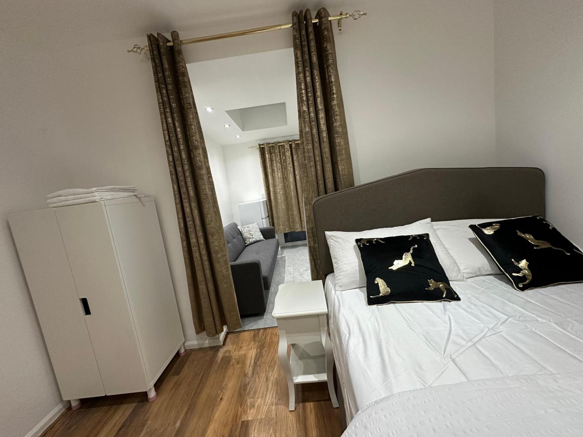4Th Studio Flat With Private Own Bathroom A London Luxury Family Home Setup And Furnished With Double Bed Plus A Double Futon-Sofa Bed A Single Futon Bed A Baby Cot And Garden And Free Parking Exteriör bild