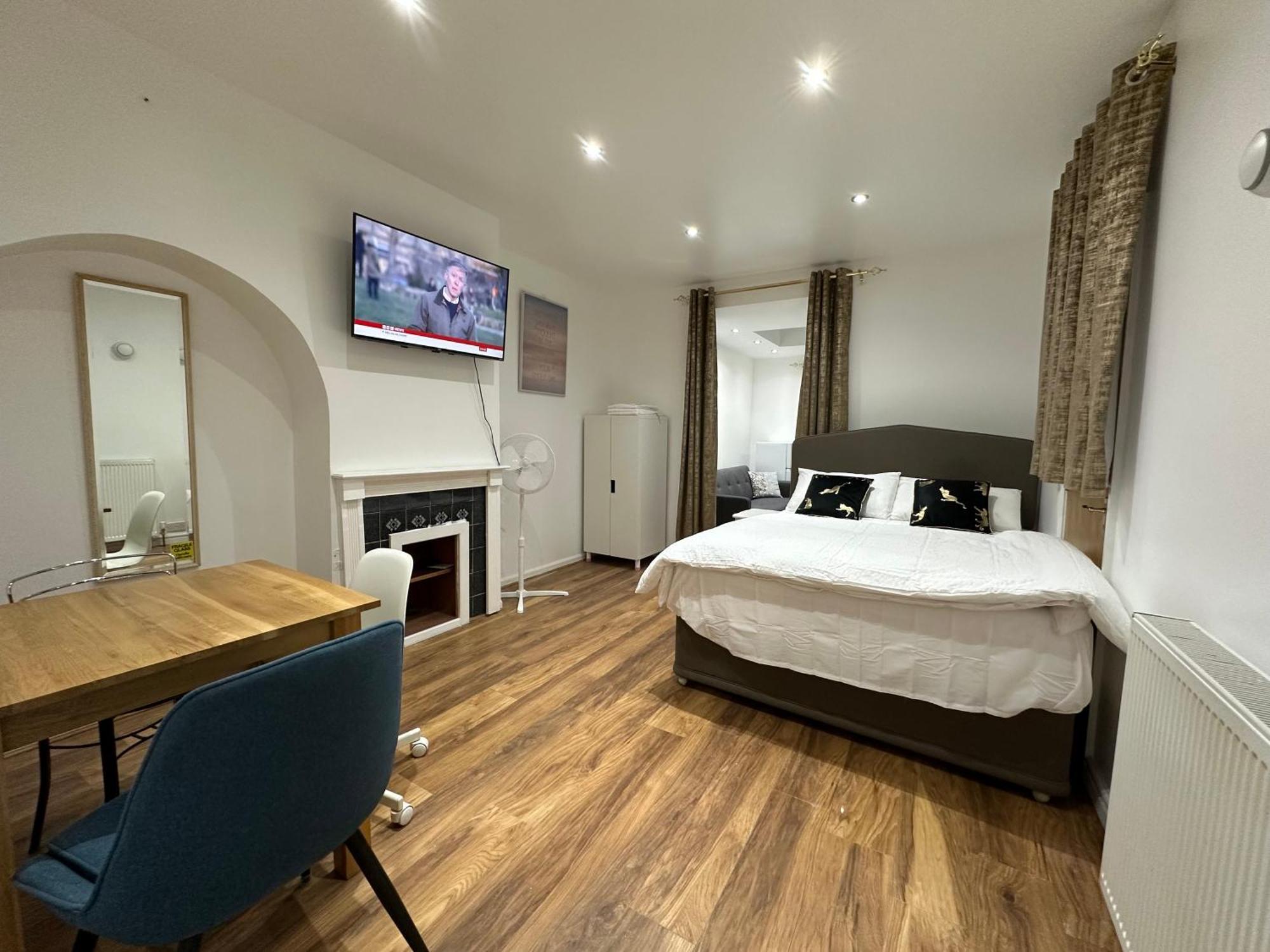 4Th Studio Flat With Private Own Bathroom A London Luxury Family Home Setup And Furnished With Double Bed Plus A Double Futon-Sofa Bed A Single Futon Bed A Baby Cot And Garden And Free Parking Exteriör bild