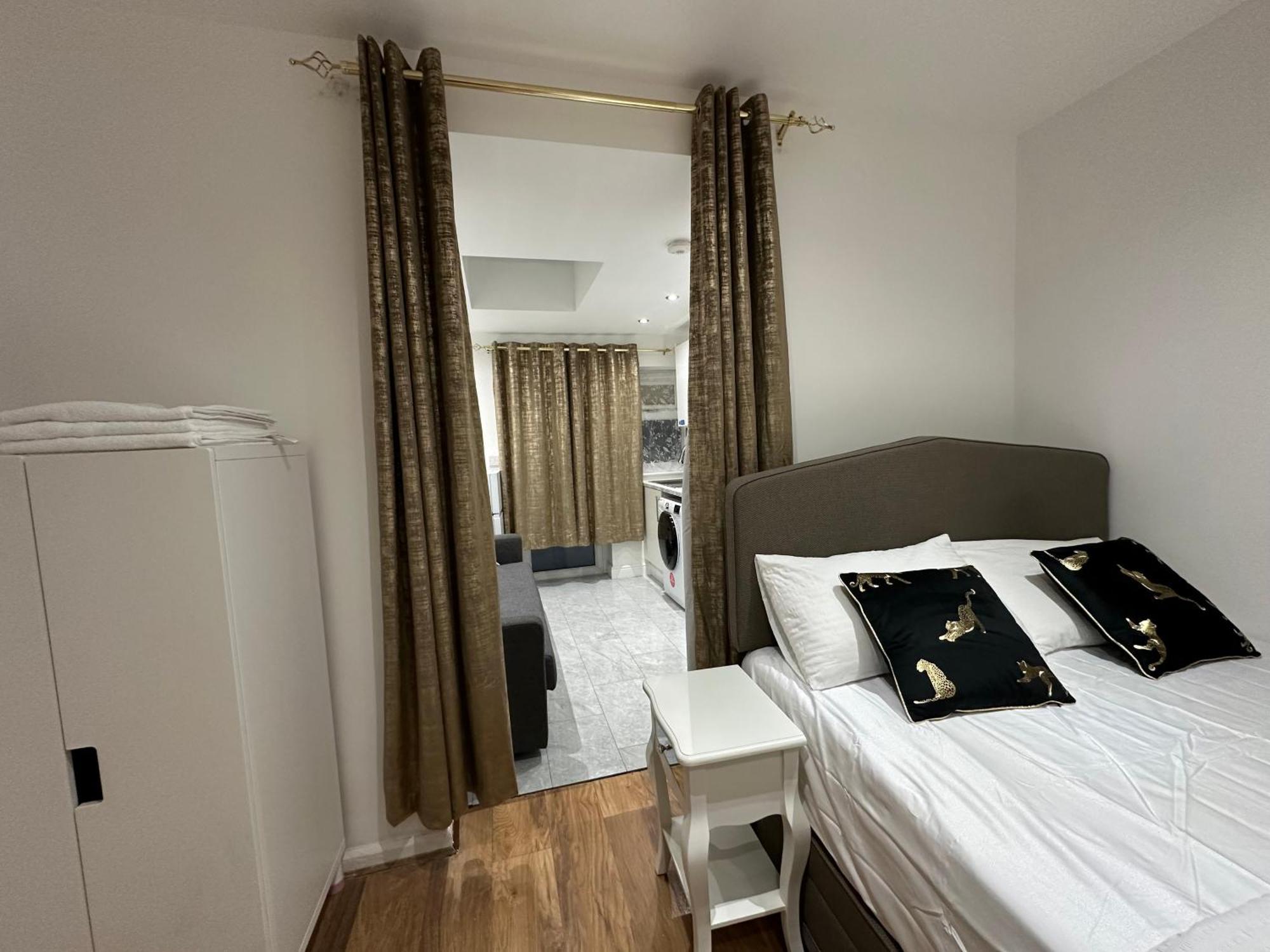 4Th Studio Flat With Private Own Bathroom A London Luxury Family Home Setup And Furnished With Double Bed Plus A Double Futon-Sofa Bed A Single Futon Bed A Baby Cot And Garden And Free Parking Exteriör bild
