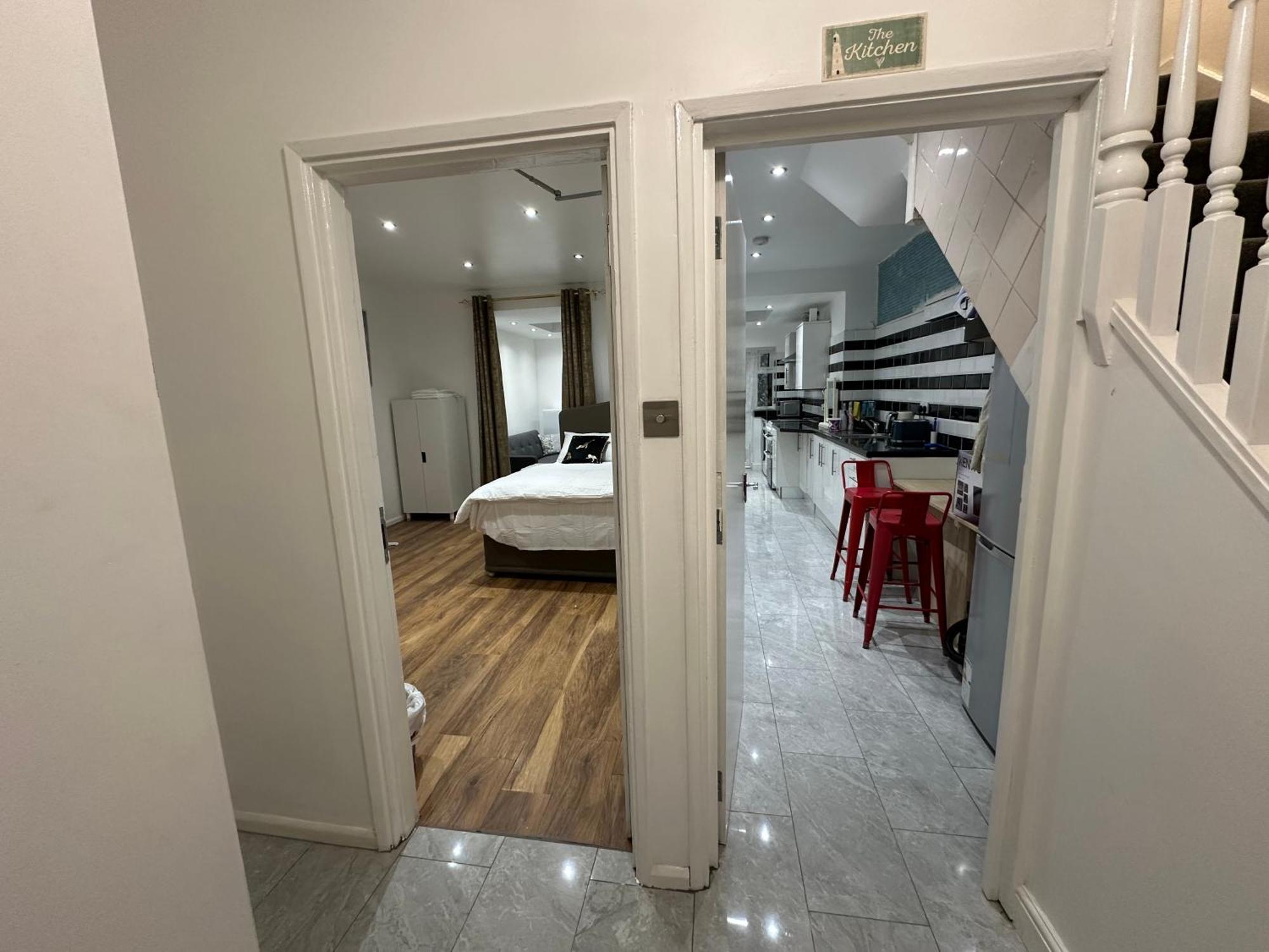 4Th Studio Flat With Private Own Bathroom A London Luxury Family Home Setup And Furnished With Double Bed Plus A Double Futon-Sofa Bed A Single Futon Bed A Baby Cot And Garden And Free Parking Exteriör bild