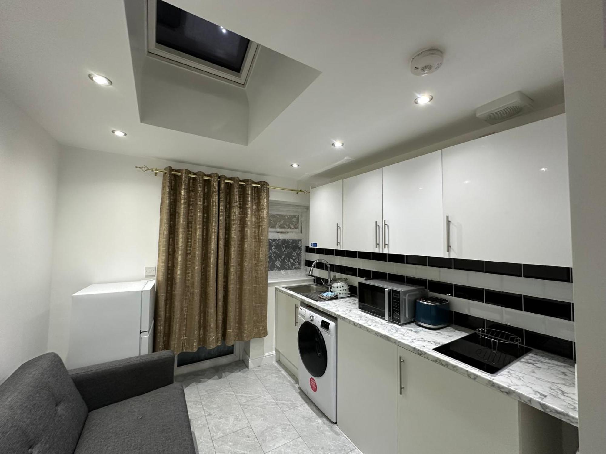 4Th Studio Flat With Private Own Bathroom A London Luxury Family Home Setup And Furnished With Double Bed Plus A Double Futon-Sofa Bed A Single Futon Bed A Baby Cot And Garden And Free Parking Exteriör bild