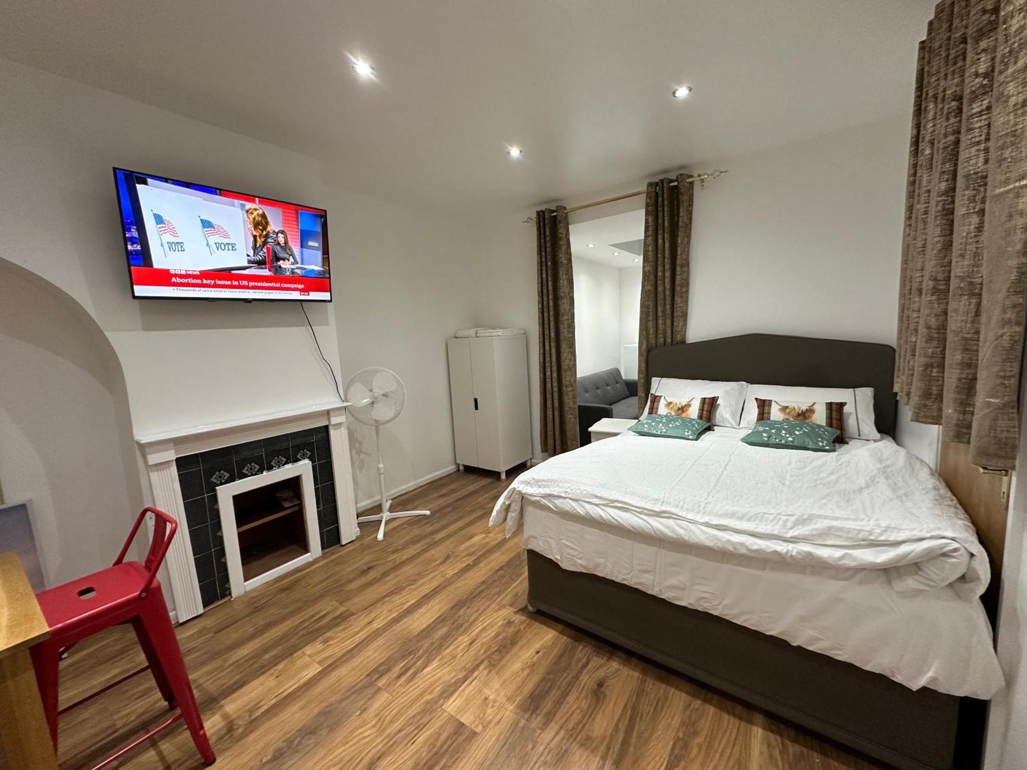 4Th Studio Flat With Private Own Bathroom A London Luxury Family Home Setup And Furnished With Double Bed Plus A Double Futon-Sofa Bed A Single Futon Bed A Baby Cot And Garden And Free Parking Exteriör bild