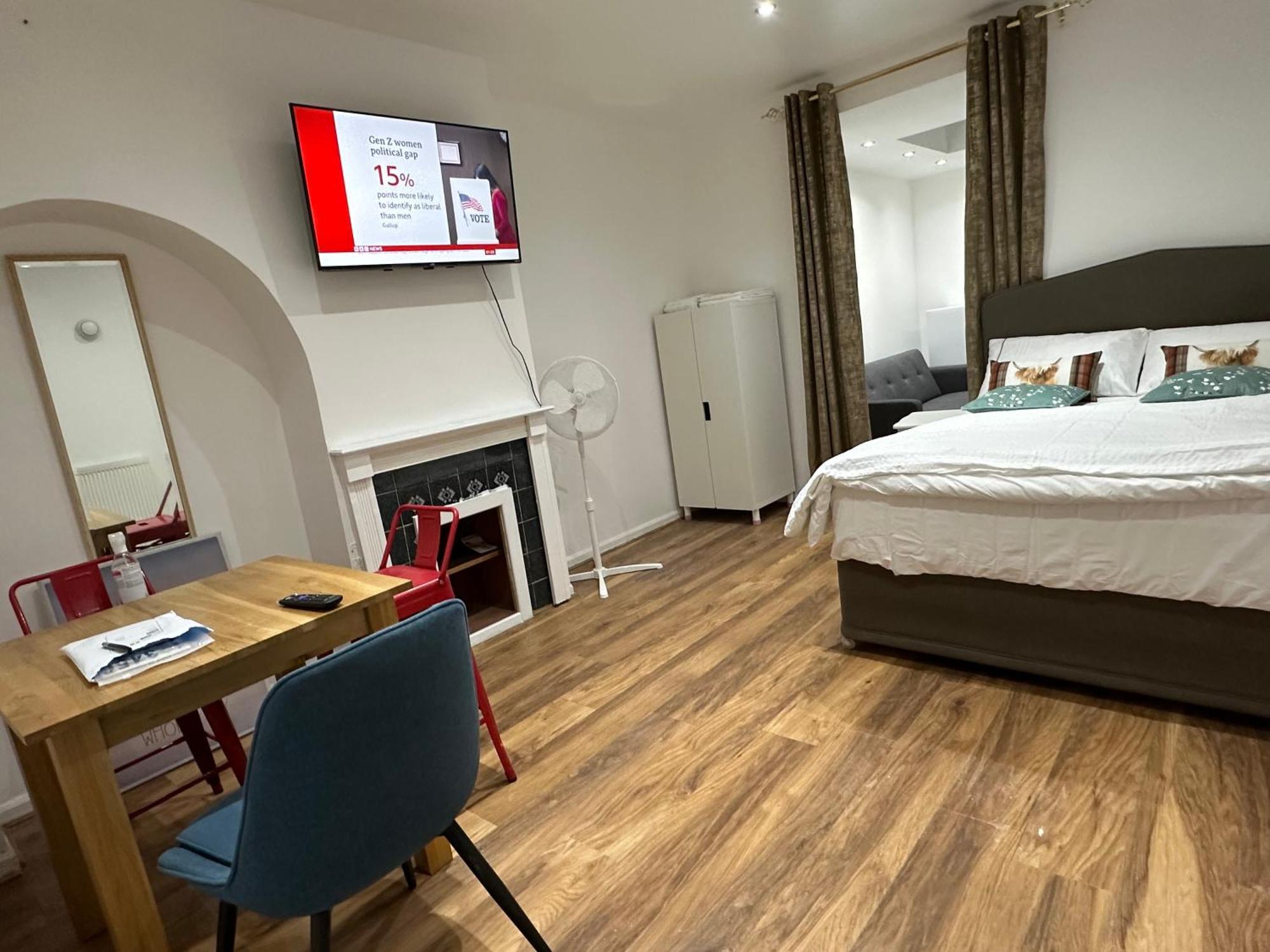4Th Studio Flat With Private Own Bathroom A London Luxury Family Home Setup And Furnished With Double Bed Plus A Double Futon-Sofa Bed A Single Futon Bed A Baby Cot And Garden And Free Parking Exteriör bild