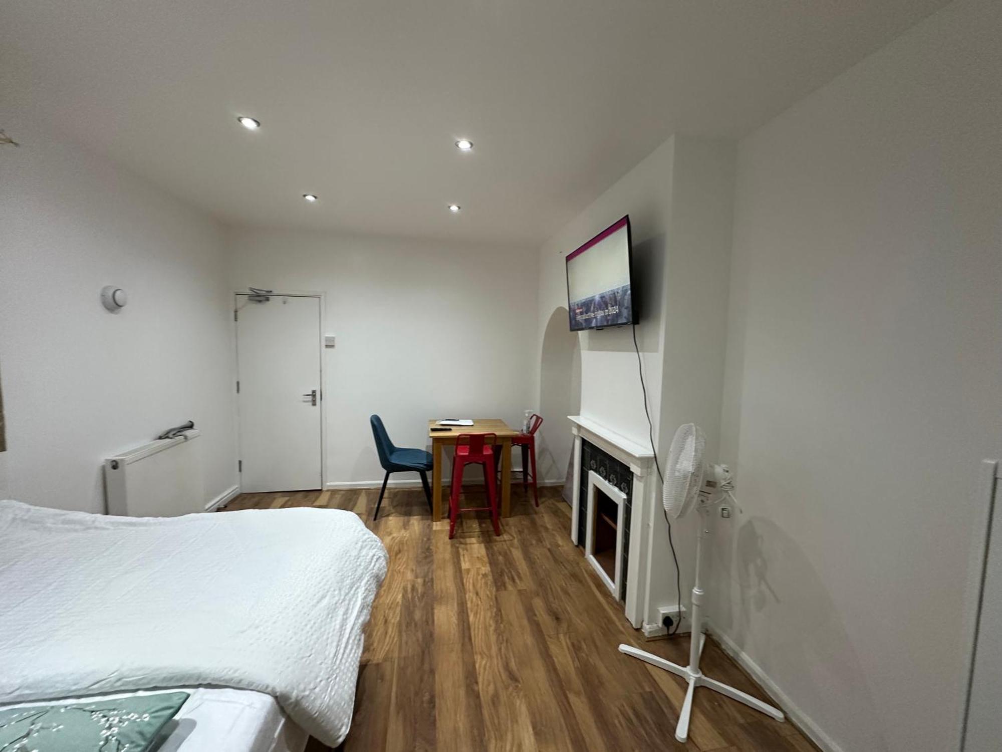 4Th Studio Flat With Private Own Bathroom A London Luxury Family Home Setup And Furnished With Double Bed Plus A Double Futon-Sofa Bed A Single Futon Bed A Baby Cot And Garden And Free Parking Exteriör bild