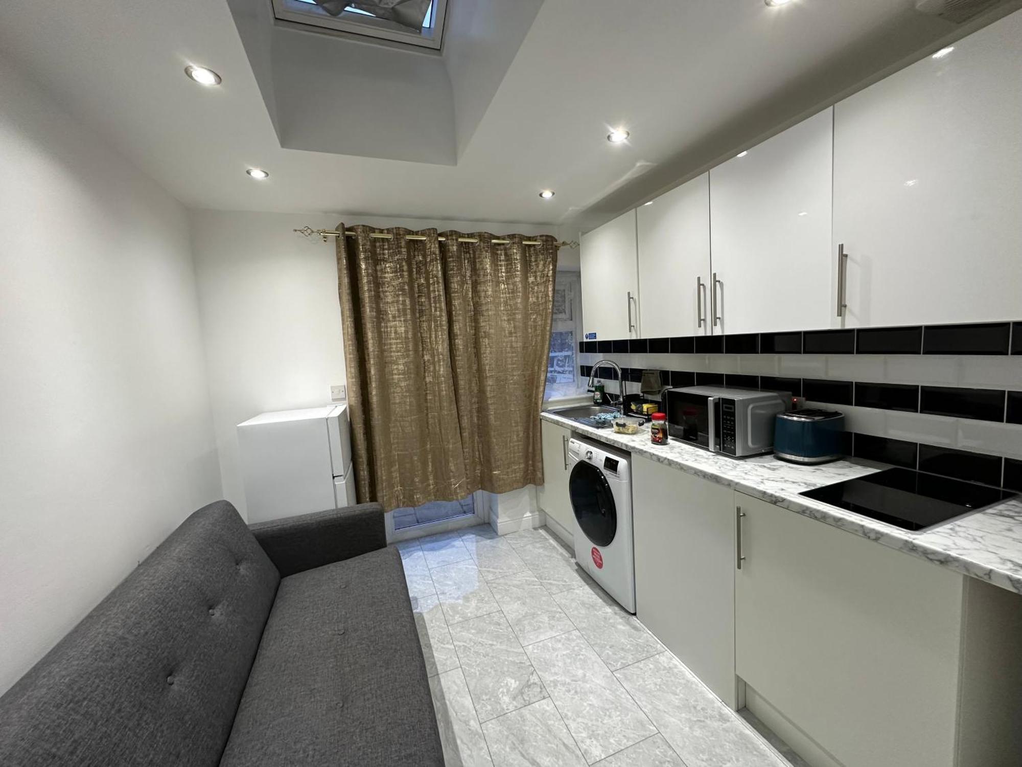 4Th Studio Flat With Private Own Bathroom A London Luxury Family Home Setup And Furnished With Double Bed Plus A Double Futon-Sofa Bed A Single Futon Bed A Baby Cot And Garden And Free Parking Exteriör bild