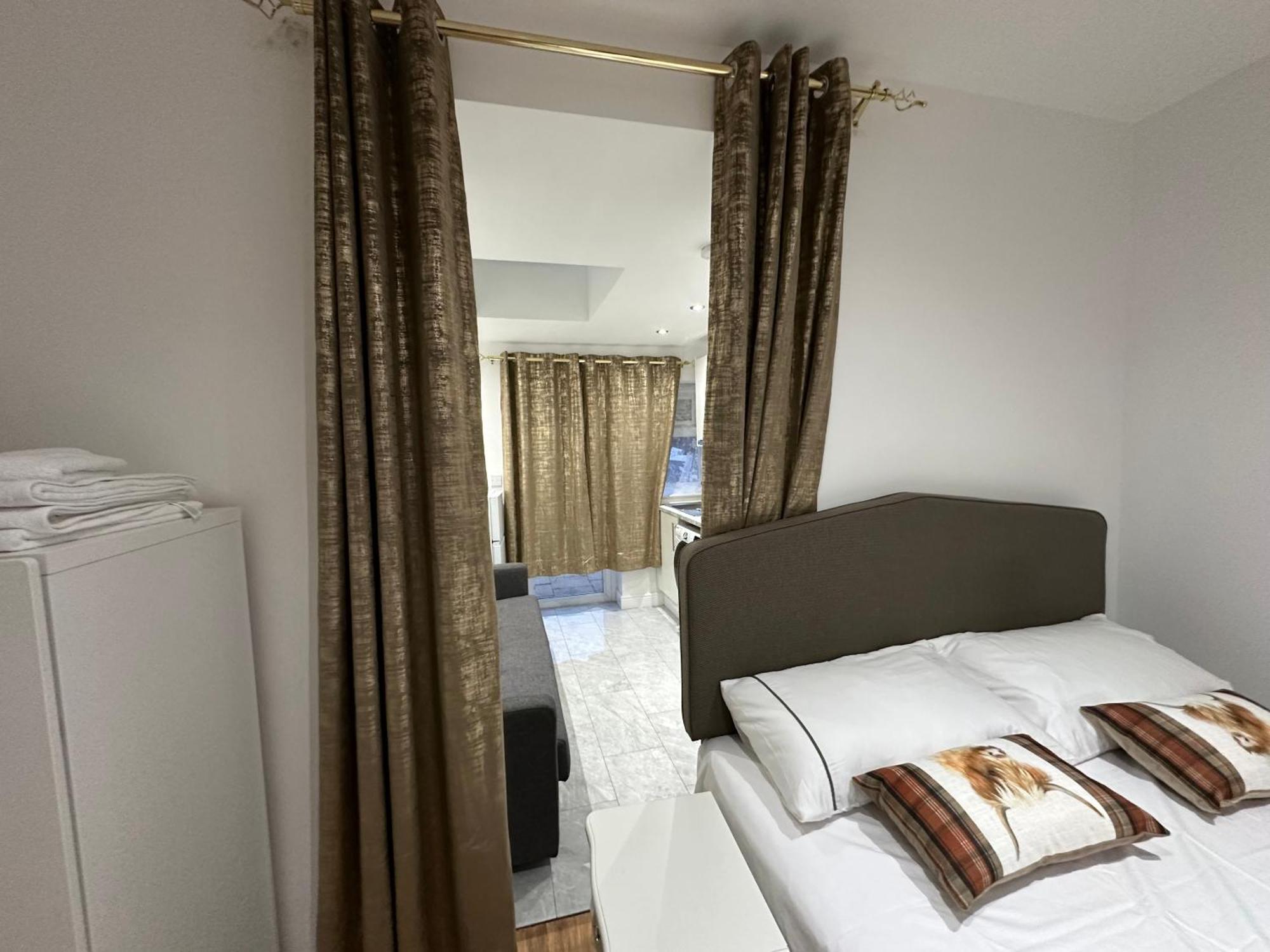 4Th Studio Flat With Private Own Bathroom A London Luxury Family Home Setup And Furnished With Double Bed Plus A Double Futon-Sofa Bed A Single Futon Bed A Baby Cot And Garden And Free Parking Exteriör bild