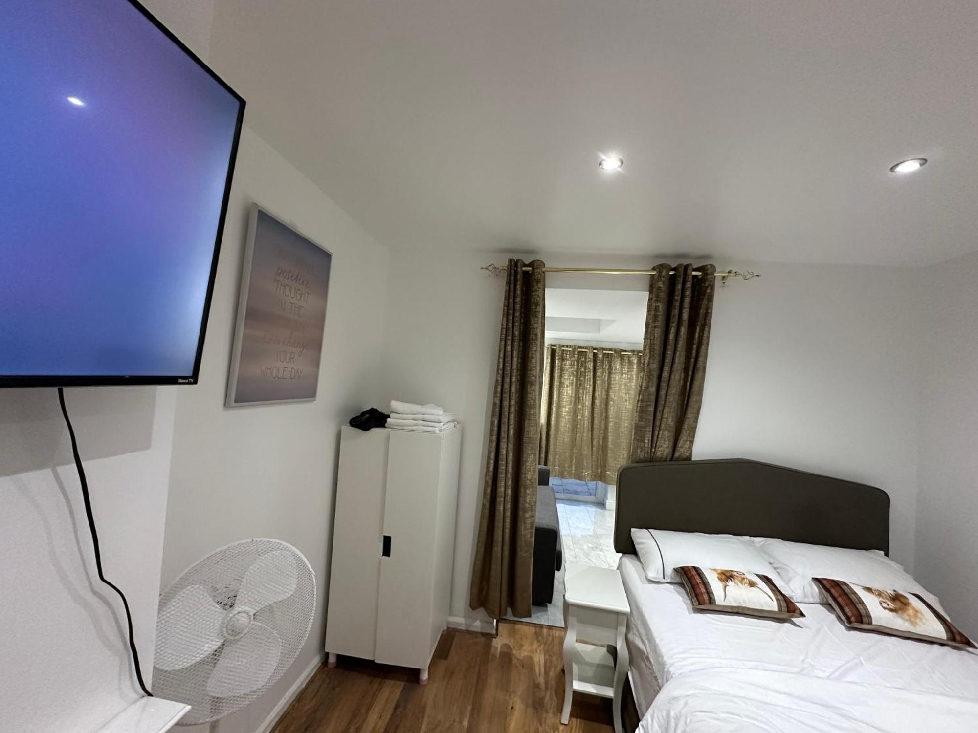 4Th Studio Flat With Private Own Bathroom A London Luxury Family Home Setup And Furnished With Double Bed Plus A Double Futon-Sofa Bed A Single Futon Bed A Baby Cot And Garden And Free Parking Exteriör bild