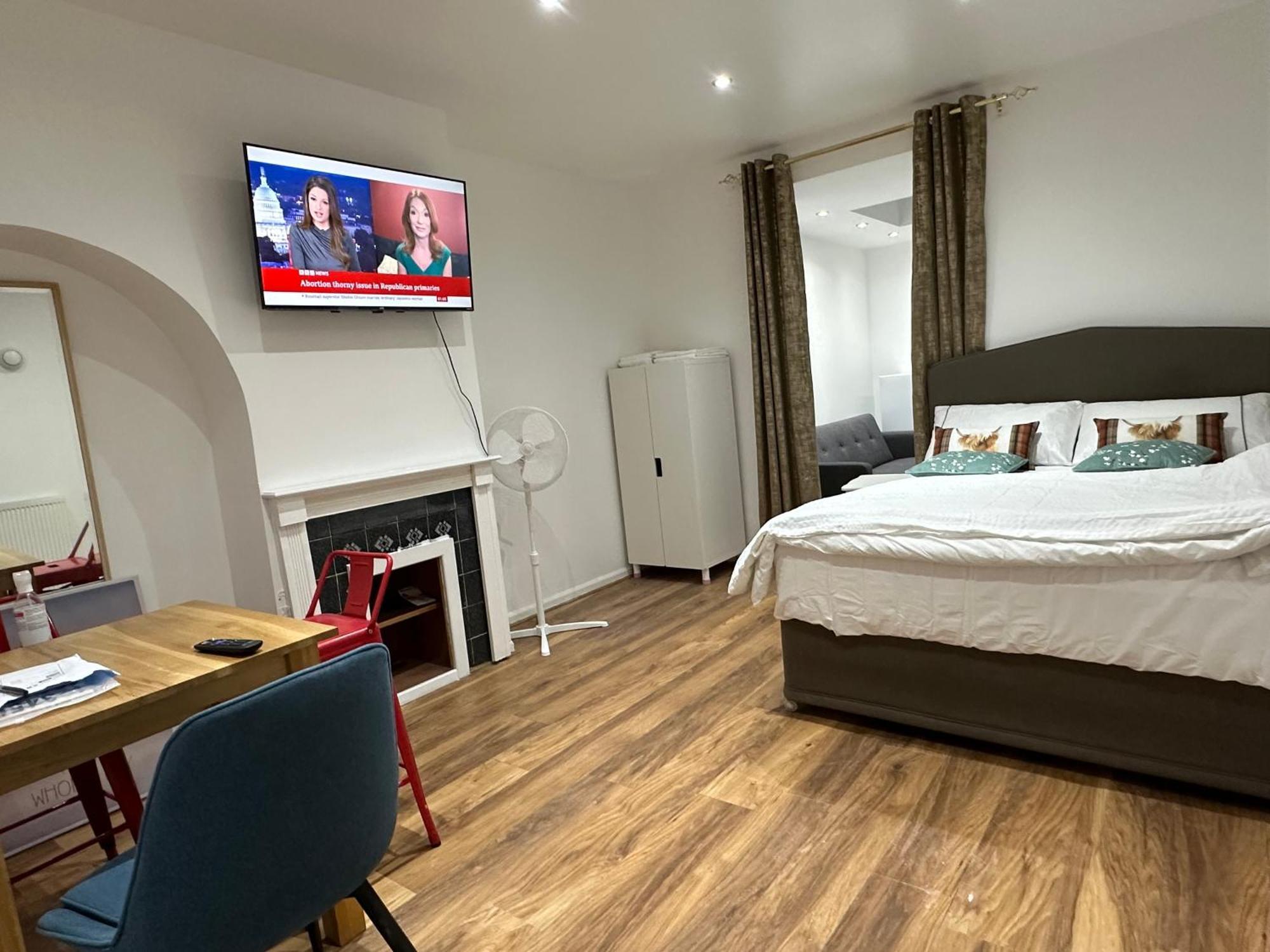 4Th Studio Flat With Private Own Bathroom A London Luxury Family Home Setup And Furnished With Double Bed Plus A Double Futon-Sofa Bed A Single Futon Bed A Baby Cot And Garden And Free Parking Exteriör bild