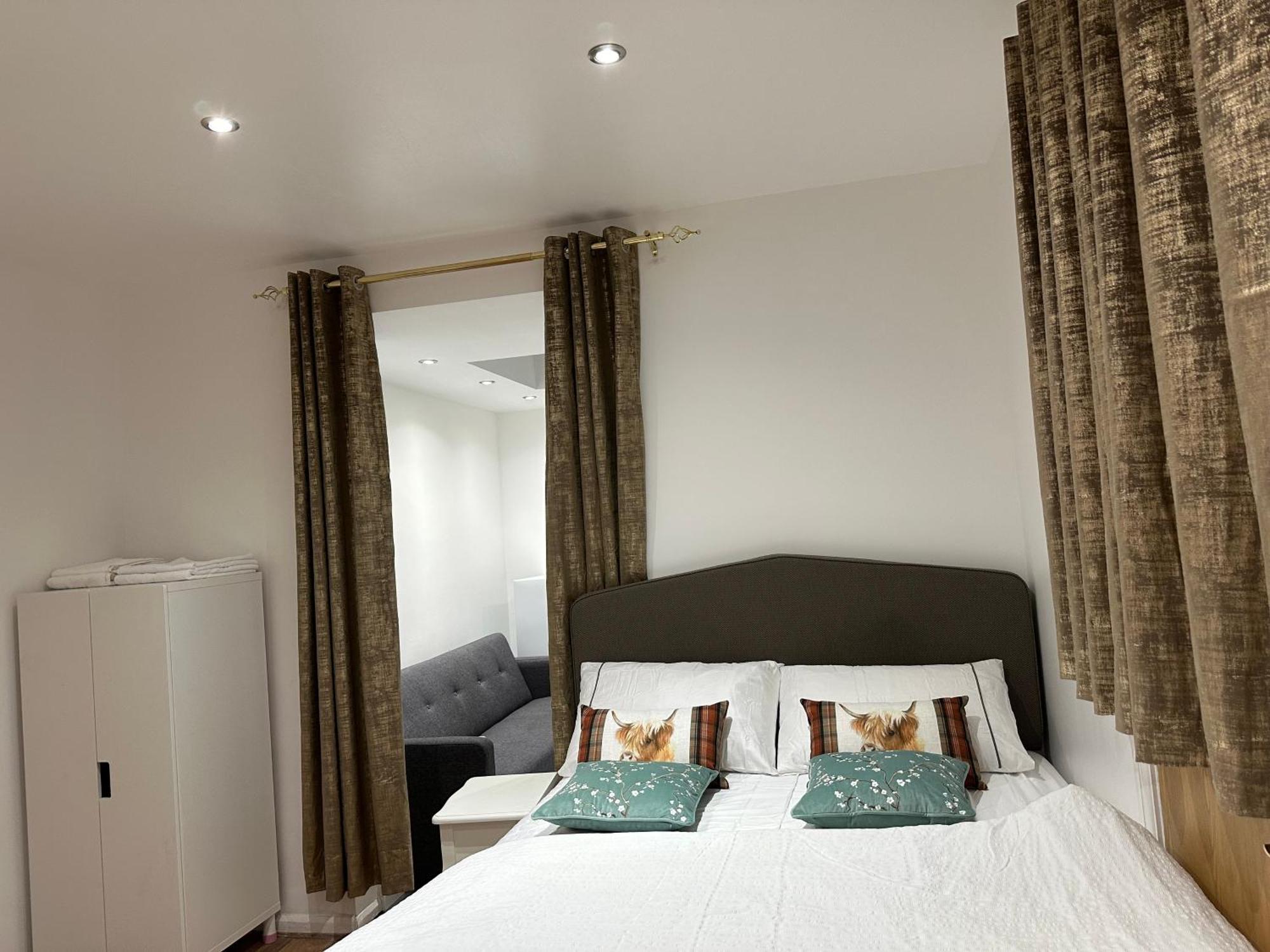 4Th Studio Flat With Private Own Bathroom A London Luxury Family Home Setup And Furnished With Double Bed Plus A Double Futon-Sofa Bed A Single Futon Bed A Baby Cot And Garden And Free Parking Exteriör bild