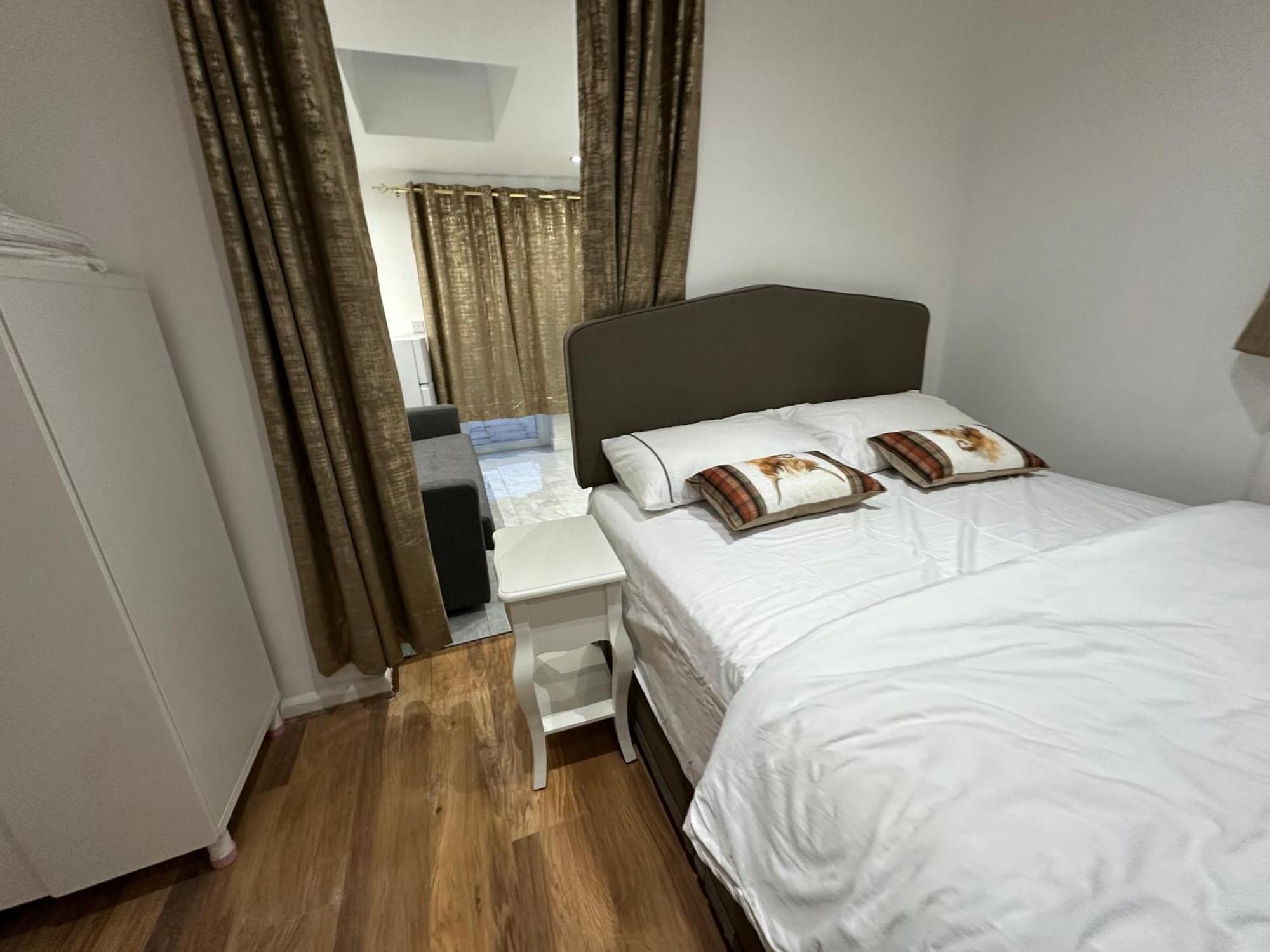 4Th Studio Flat With Private Own Bathroom A London Luxury Family Home Setup And Furnished With Double Bed Plus A Double Futon-Sofa Bed A Single Futon Bed A Baby Cot And Garden And Free Parking Exteriör bild