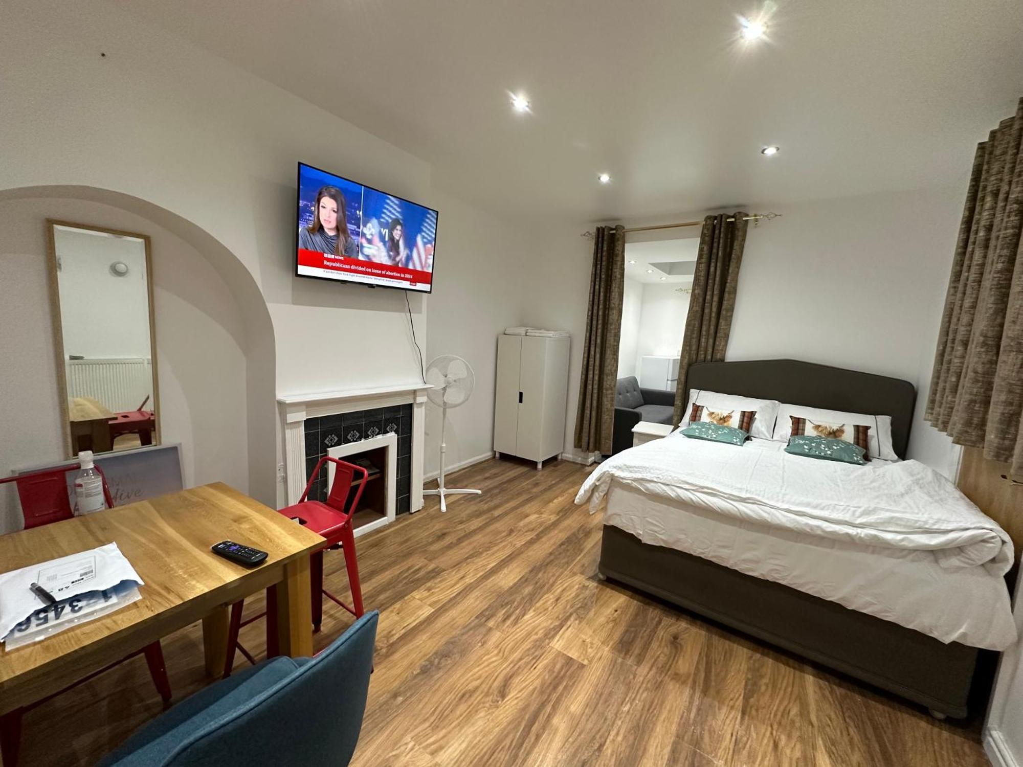 4Th Studio Flat With Private Own Bathroom A London Luxury Family Home Setup And Furnished With Double Bed Plus A Double Futon-Sofa Bed A Single Futon Bed A Baby Cot And Garden And Free Parking Exteriör bild
