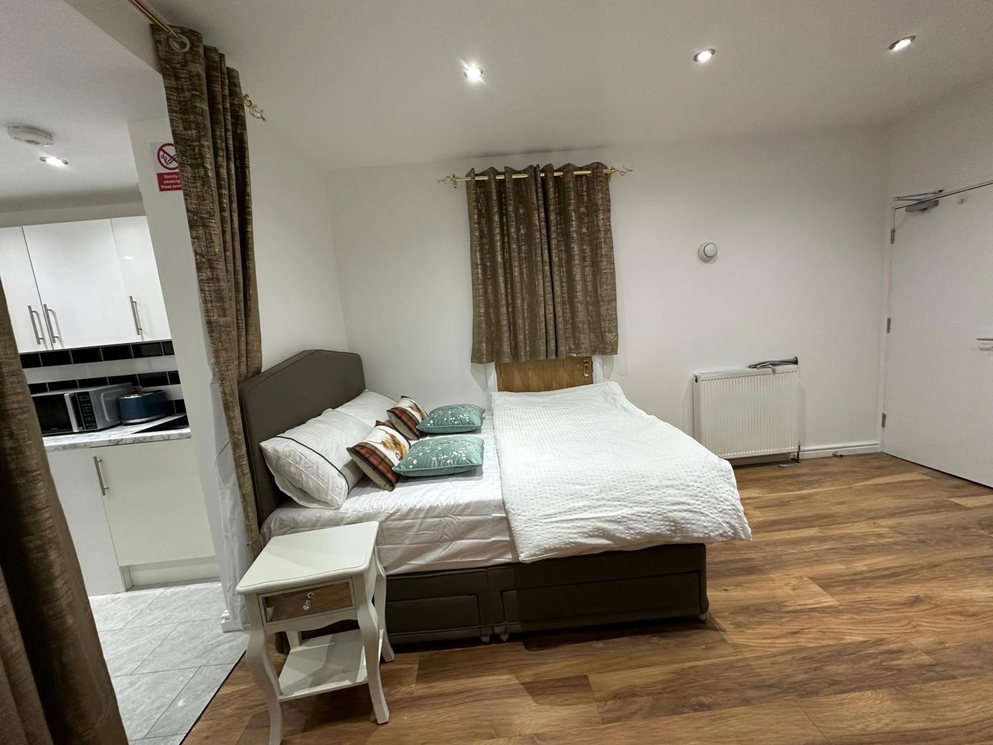 4Th Studio Flat With Private Own Bathroom A London Luxury Family Home Setup And Furnished With Double Bed Plus A Double Futon-Sofa Bed A Single Futon Bed A Baby Cot And Garden And Free Parking Exteriör bild