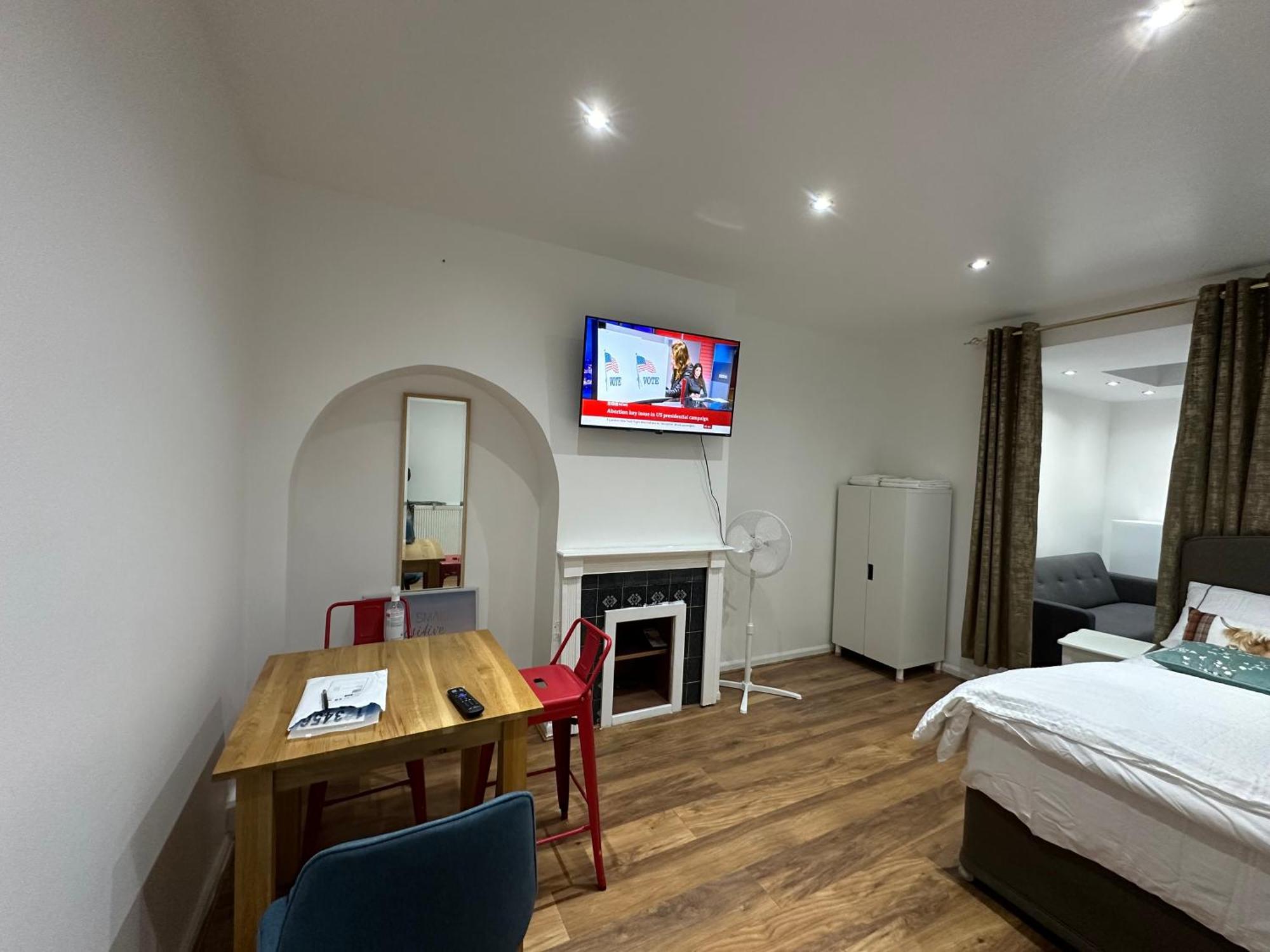 4Th Studio Flat With Private Own Bathroom A London Luxury Family Home Setup And Furnished With Double Bed Plus A Double Futon-Sofa Bed A Single Futon Bed A Baby Cot And Garden And Free Parking Exteriör bild