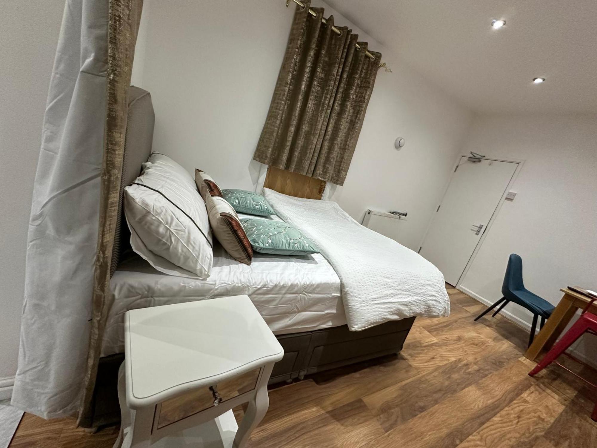 4Th Studio Flat With Private Own Bathroom A London Luxury Family Home Setup And Furnished With Double Bed Plus A Double Futon-Sofa Bed A Single Futon Bed A Baby Cot And Garden And Free Parking Exteriör bild