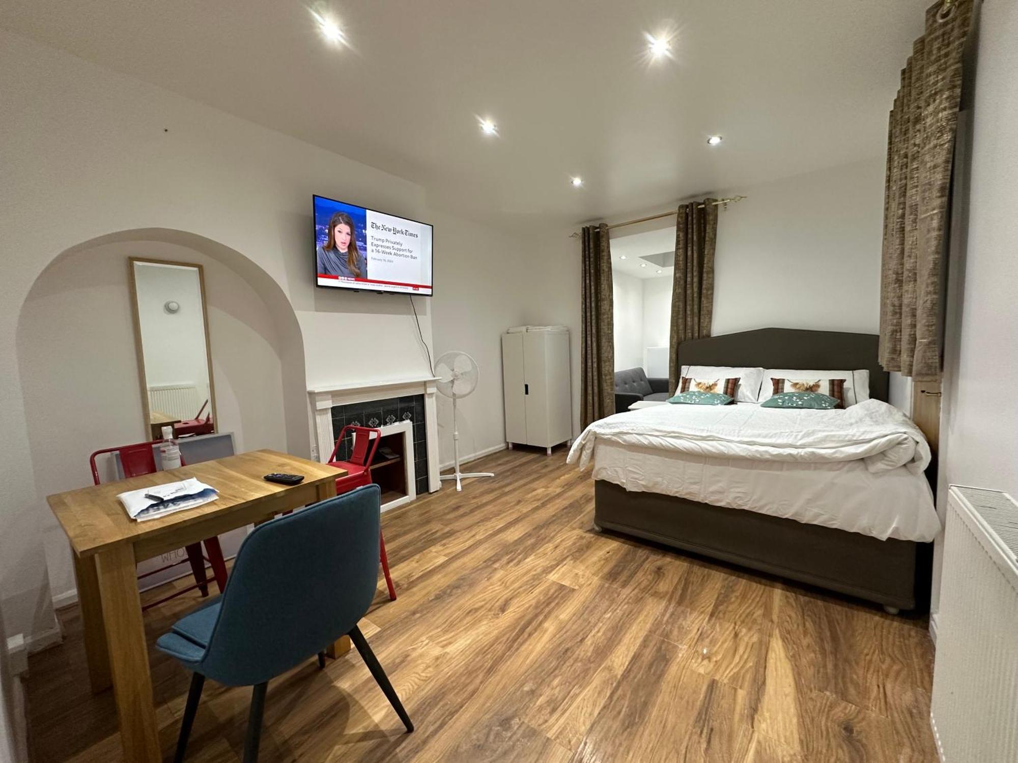 4Th Studio Flat With Private Own Bathroom A London Luxury Family Home Setup And Furnished With Double Bed Plus A Double Futon-Sofa Bed A Single Futon Bed A Baby Cot And Garden And Free Parking Exteriör bild