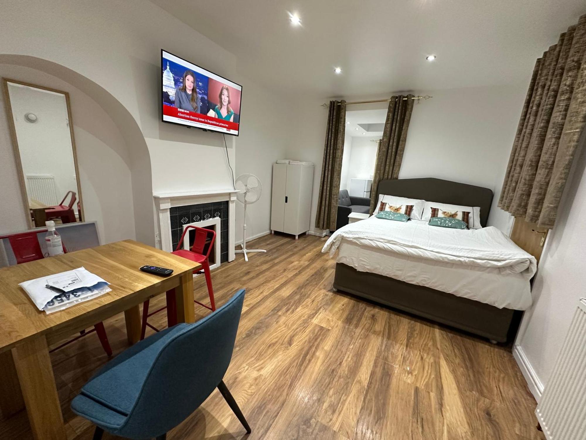 4Th Studio Flat With Private Own Bathroom A London Luxury Family Home Setup And Furnished With Double Bed Plus A Double Futon-Sofa Bed A Single Futon Bed A Baby Cot And Garden And Free Parking Exteriör bild