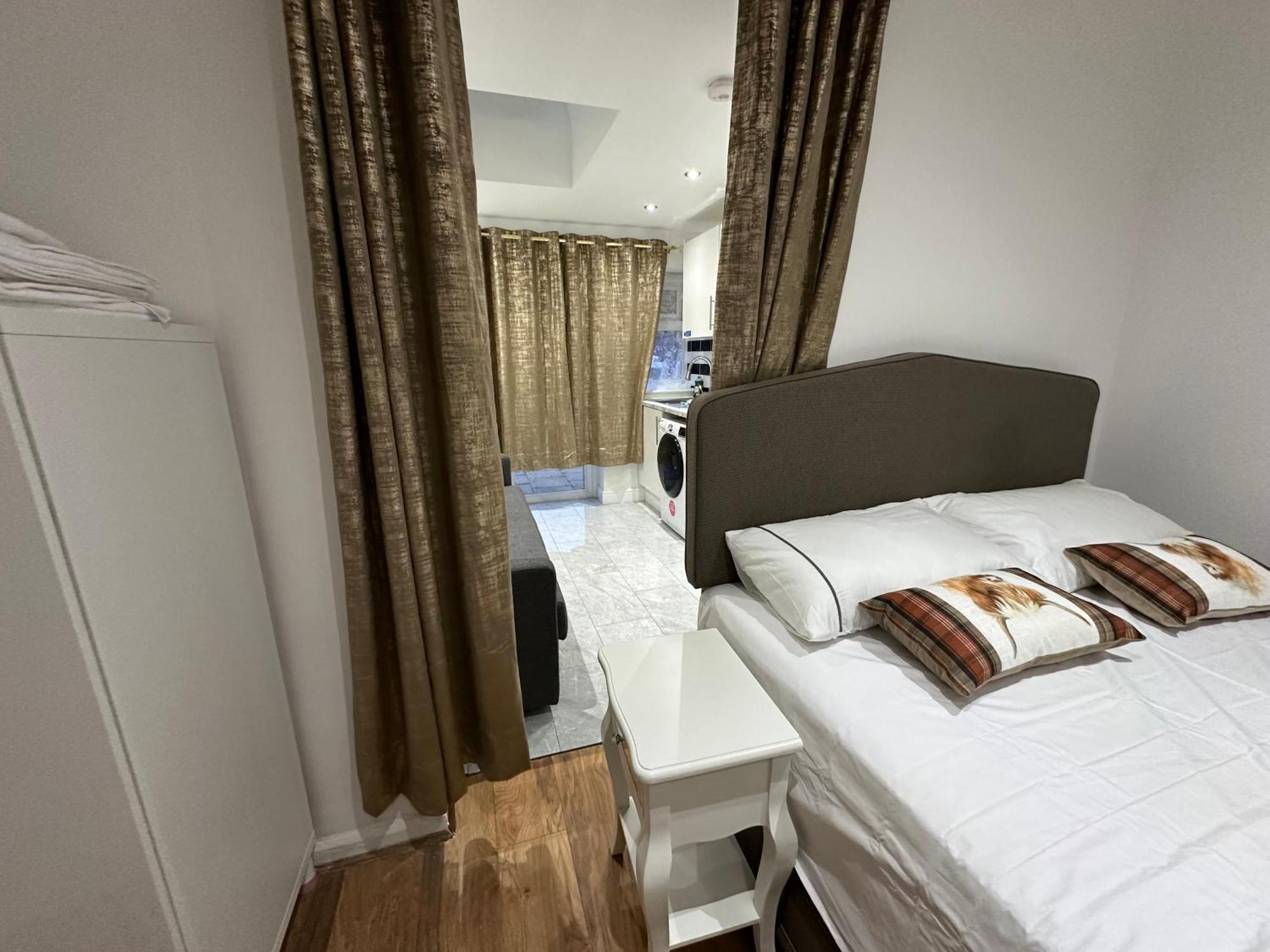 4Th Studio Flat With Private Own Bathroom A London Luxury Family Home Setup And Furnished With Double Bed Plus A Double Futon-Sofa Bed A Single Futon Bed A Baby Cot And Garden And Free Parking Exteriör bild