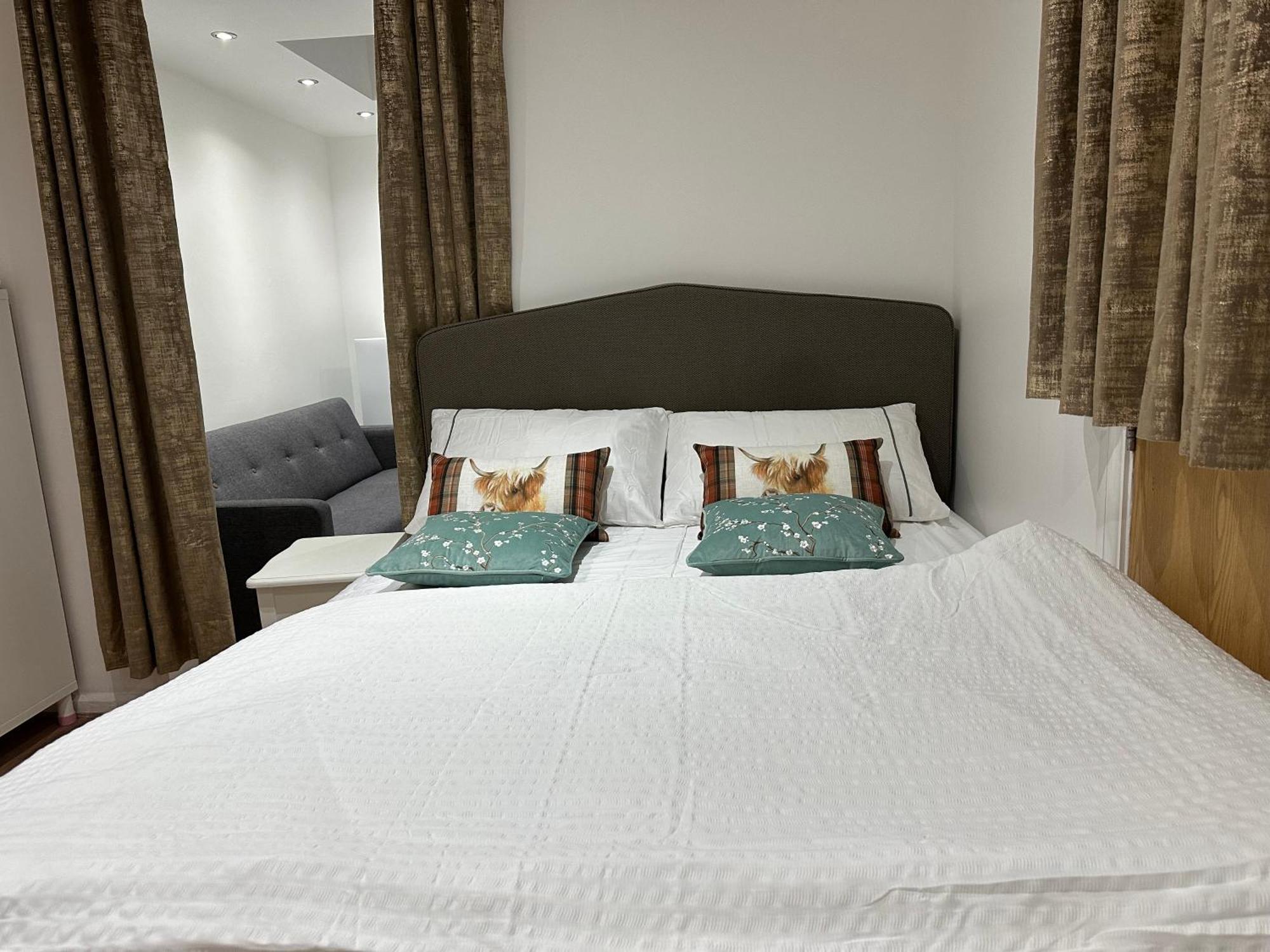 4Th Studio Flat With Private Own Bathroom A London Luxury Family Home Setup And Furnished With Double Bed Plus A Double Futon-Sofa Bed A Single Futon Bed A Baby Cot And Garden And Free Parking Exteriör bild