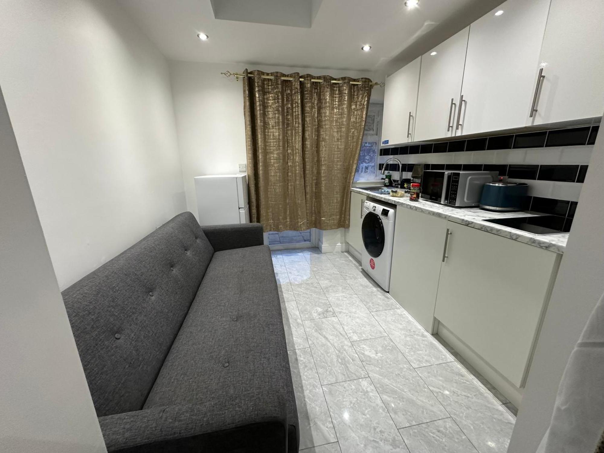 4Th Studio Flat With Private Own Bathroom A London Luxury Family Home Setup And Furnished With Double Bed Plus A Double Futon-Sofa Bed A Single Futon Bed A Baby Cot And Garden And Free Parking Exteriör bild