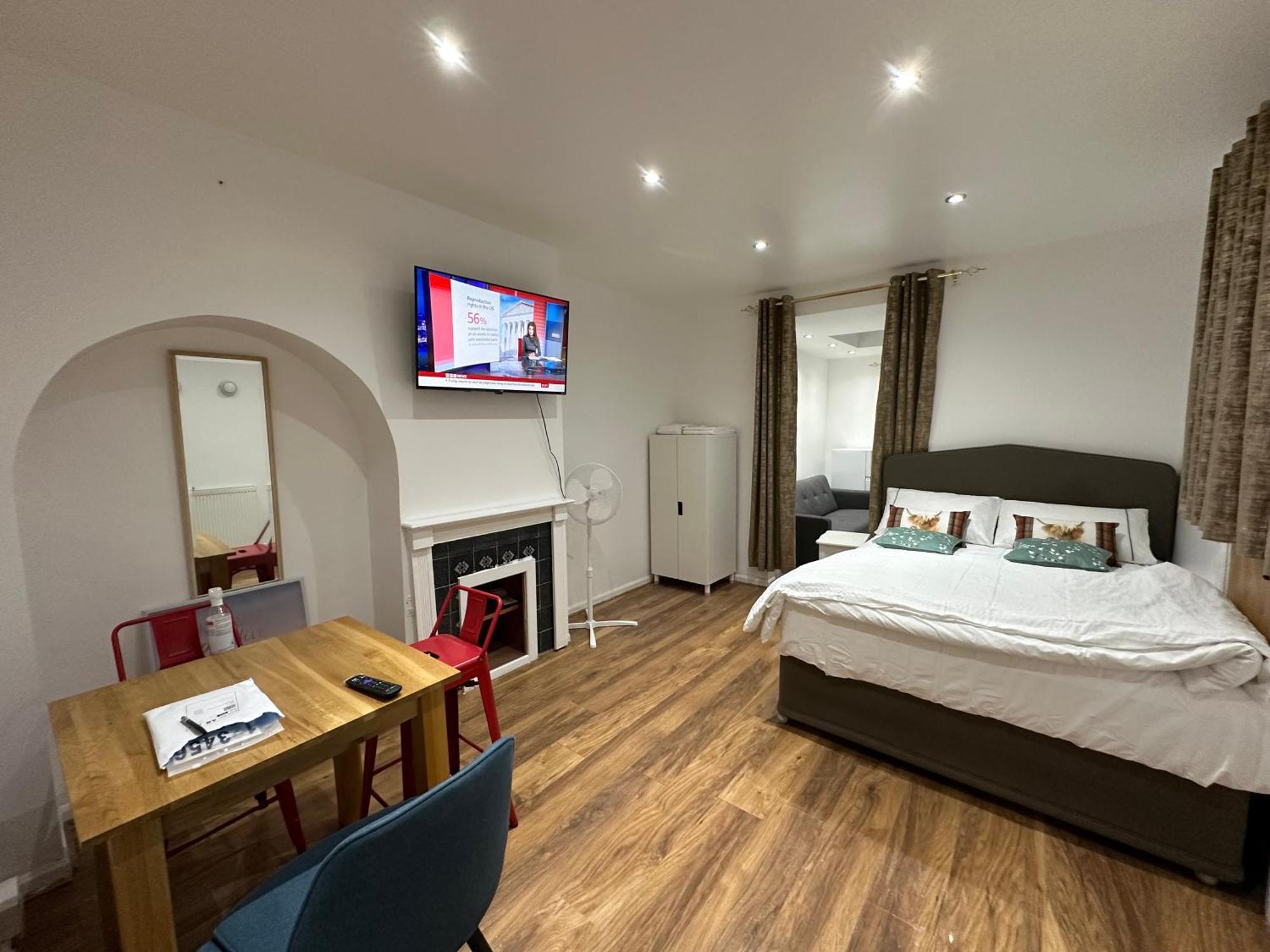 4Th Studio Flat With Private Own Bathroom A London Luxury Family Home Setup And Furnished With Double Bed Plus A Double Futon-Sofa Bed A Single Futon Bed A Baby Cot And Garden And Free Parking Exteriör bild