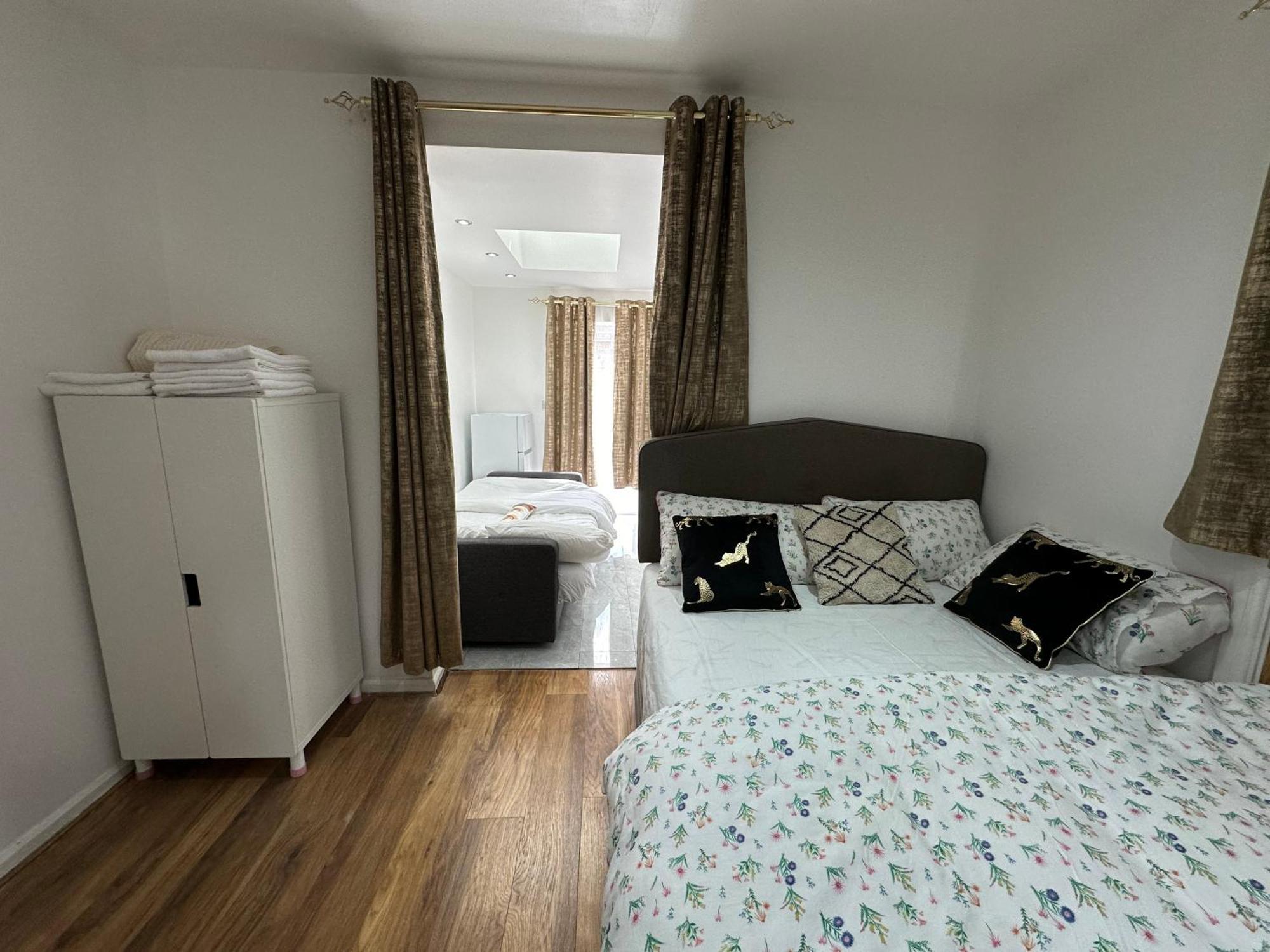 4Th Studio Flat With Private Own Bathroom A London Luxury Family Home Setup And Furnished With Double Bed Plus A Double Futon-Sofa Bed A Single Futon Bed A Baby Cot And Garden And Free Parking Exteriör bild