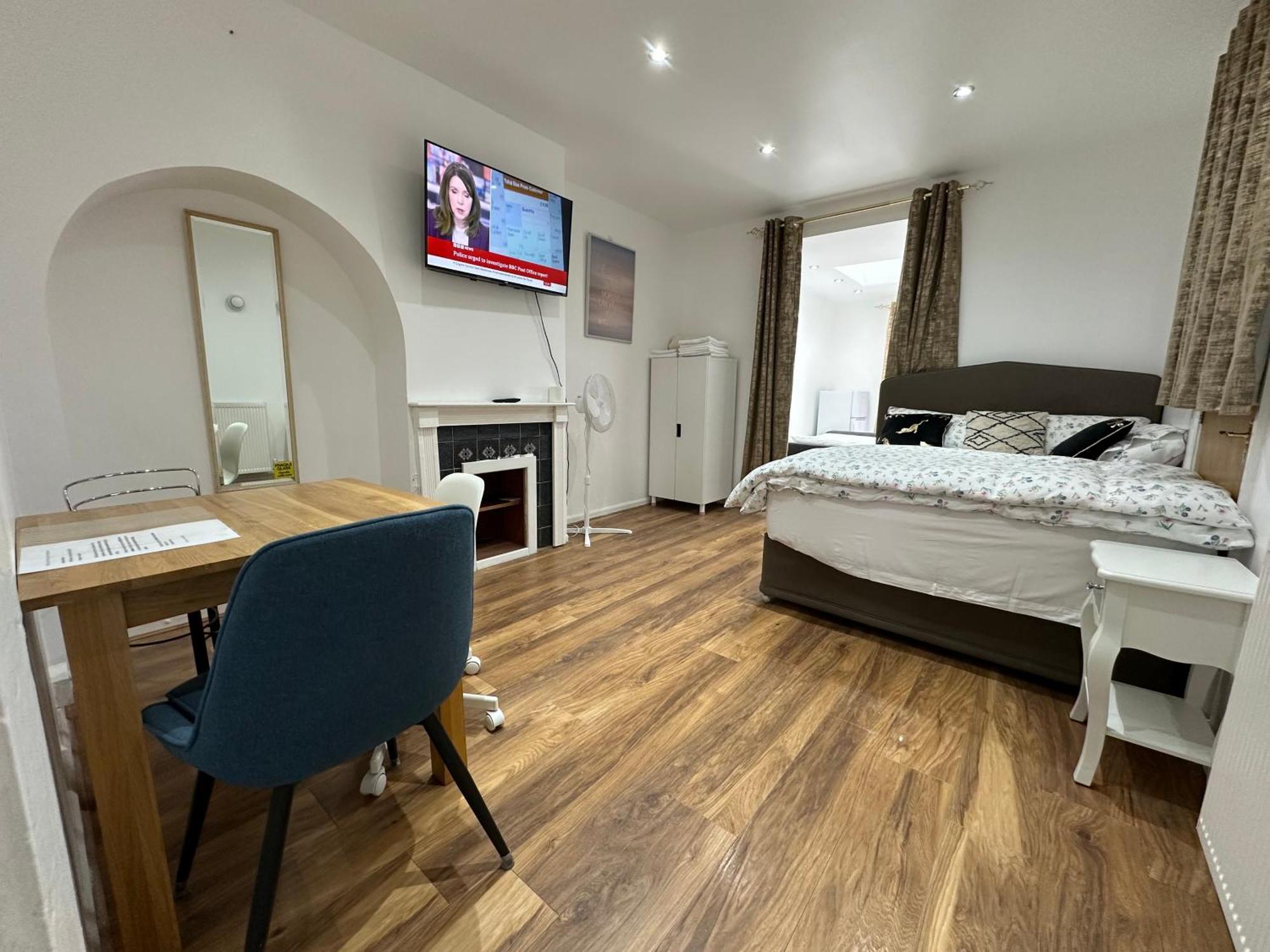 4Th Studio Flat With Private Own Bathroom A London Luxury Family Home Setup And Furnished With Double Bed Plus A Double Futon-Sofa Bed A Single Futon Bed A Baby Cot And Garden And Free Parking Exteriör bild