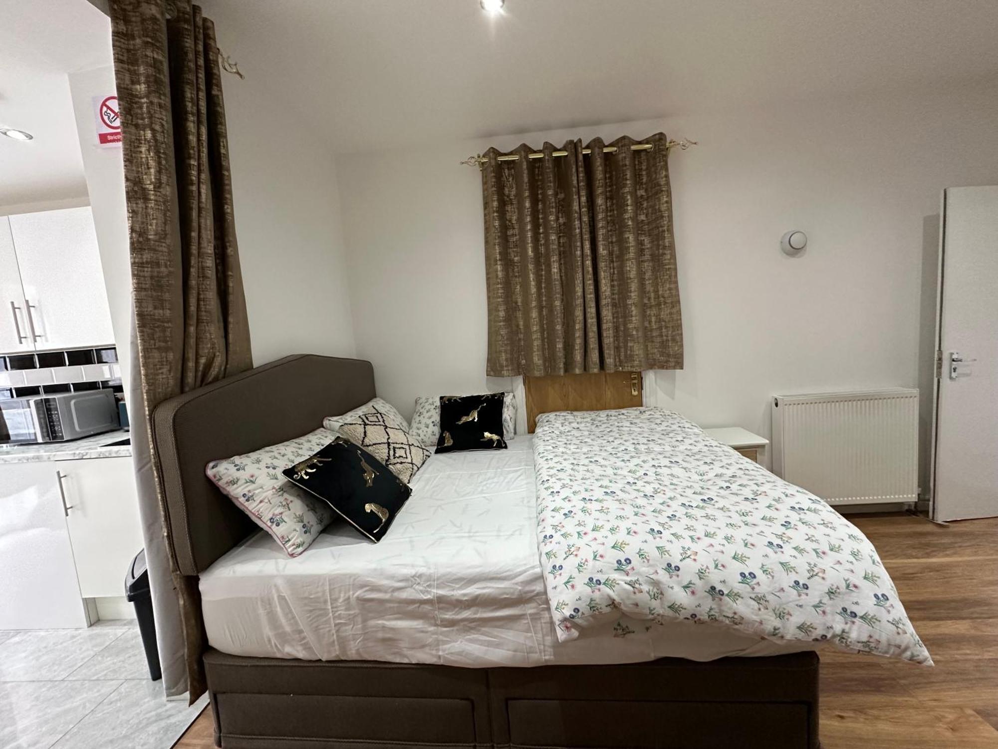 4Th Studio Flat With Private Own Bathroom A London Luxury Family Home Setup And Furnished With Double Bed Plus A Double Futon-Sofa Bed A Single Futon Bed A Baby Cot And Garden And Free Parking Exteriör bild