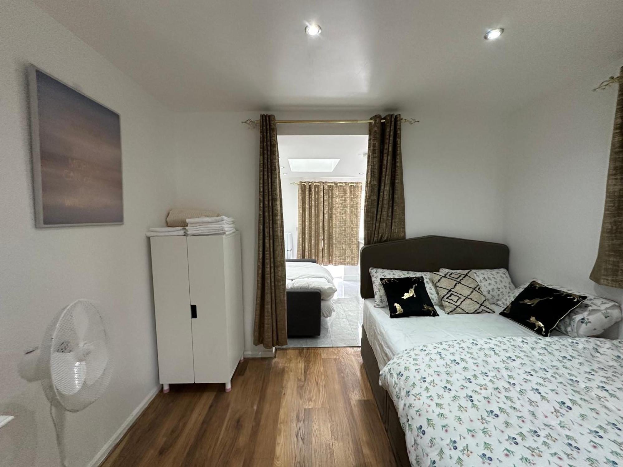 4Th Studio Flat With Private Own Bathroom A London Luxury Family Home Setup And Furnished With Double Bed Plus A Double Futon-Sofa Bed A Single Futon Bed A Baby Cot And Garden And Free Parking Exteriör bild