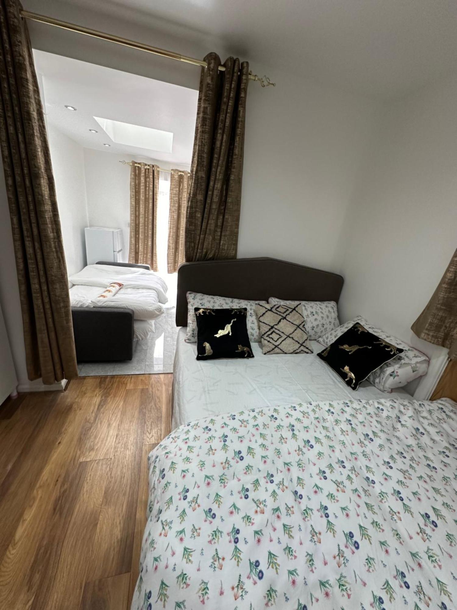 4Th Studio Flat With Private Own Bathroom A London Luxury Family Home Setup And Furnished With Double Bed Plus A Double Futon-Sofa Bed A Single Futon Bed A Baby Cot And Garden And Free Parking Exteriör bild