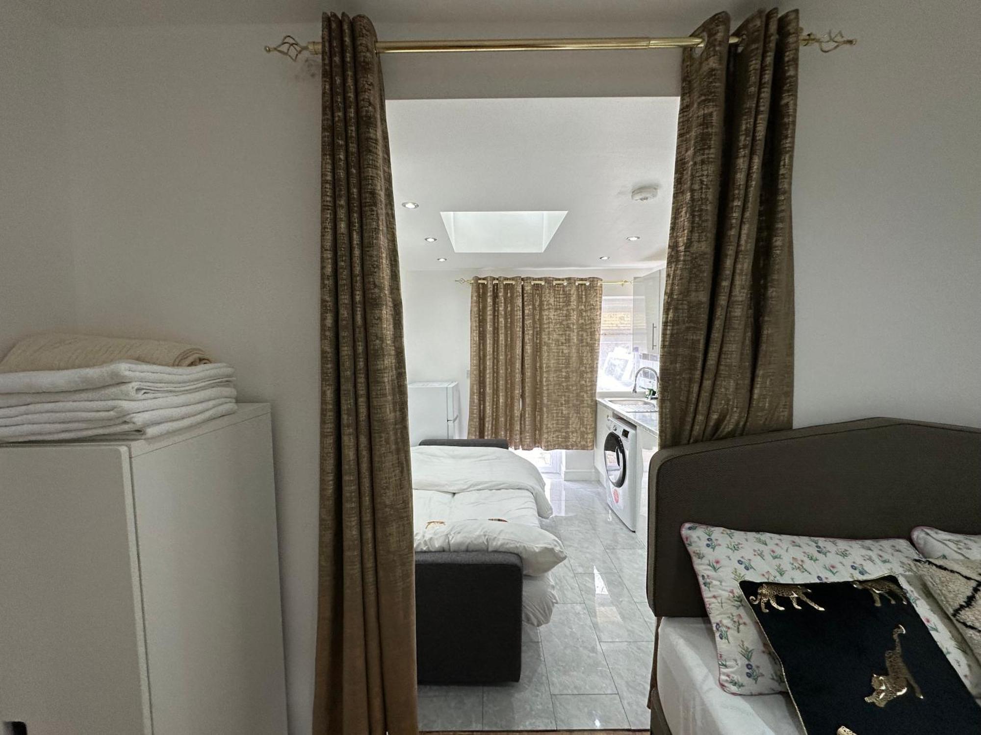 4Th Studio Flat With Private Own Bathroom A London Luxury Family Home Setup And Furnished With Double Bed Plus A Double Futon-Sofa Bed A Single Futon Bed A Baby Cot And Garden And Free Parking Exteriör bild