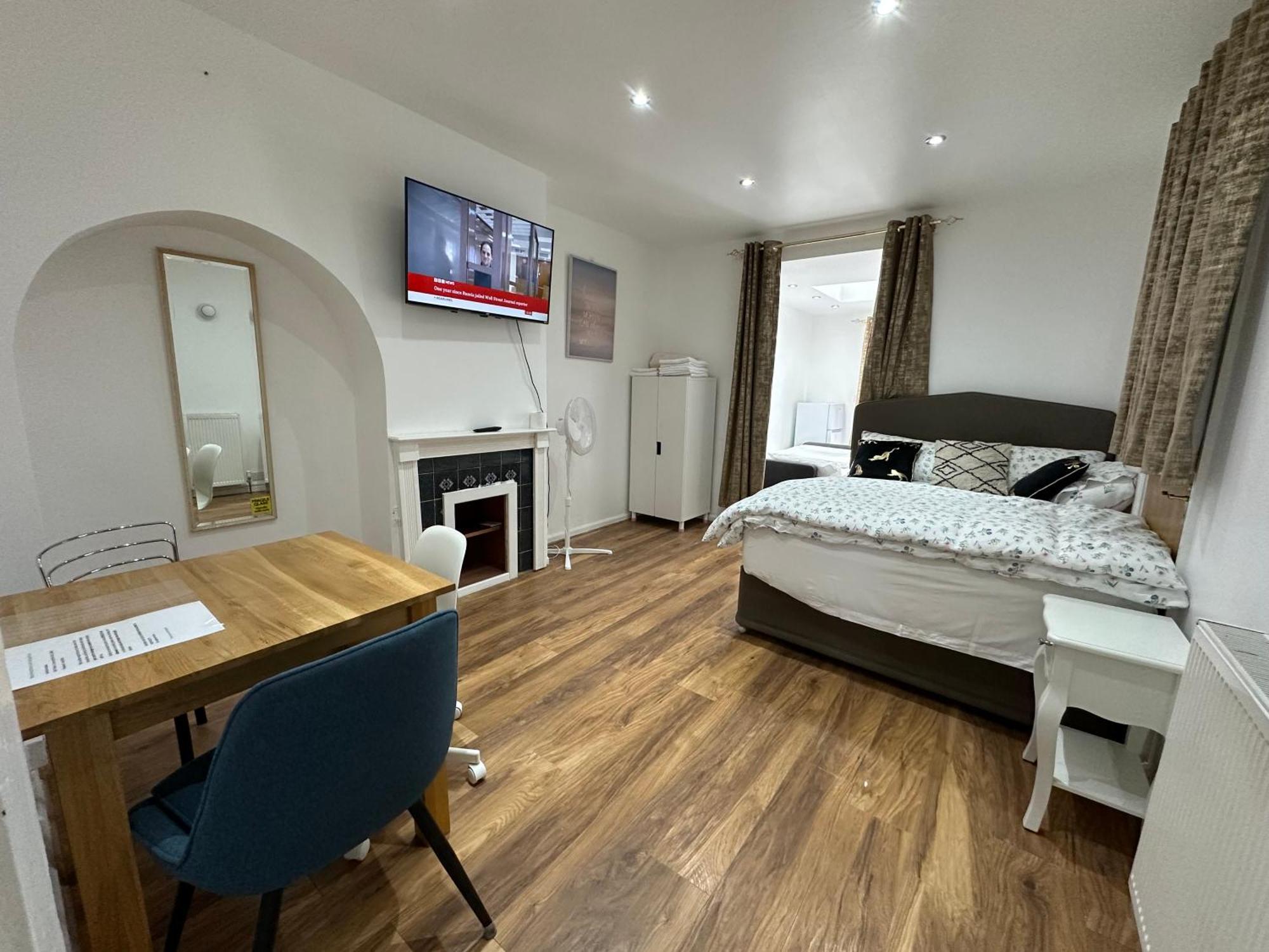 4Th Studio Flat With Private Own Bathroom A London Luxury Family Home Setup And Furnished With Double Bed Plus A Double Futon-Sofa Bed A Single Futon Bed A Baby Cot And Garden And Free Parking Exteriör bild