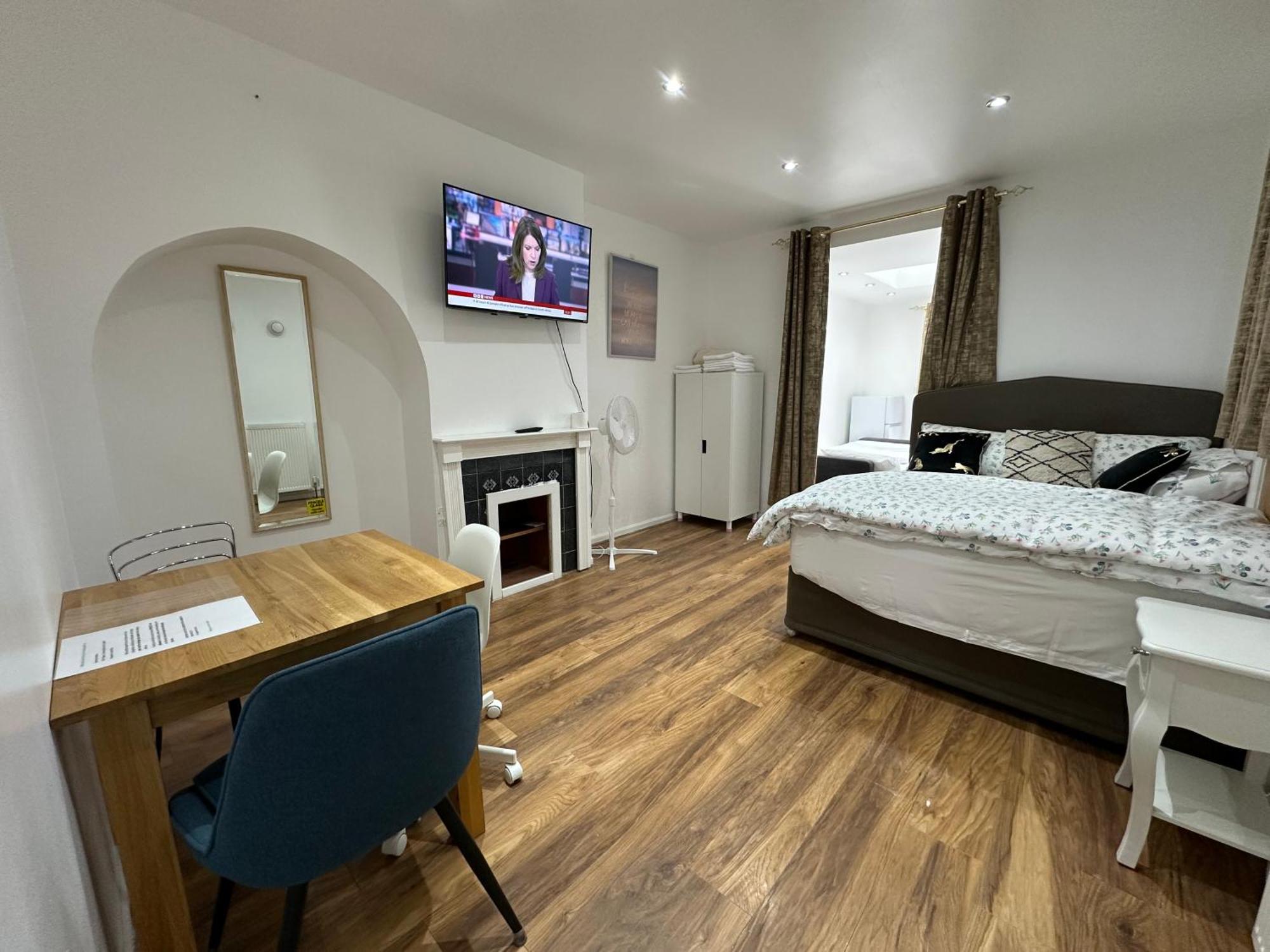 4Th Studio Flat With Private Own Bathroom A London Luxury Family Home Setup And Furnished With Double Bed Plus A Double Futon-Sofa Bed A Single Futon Bed A Baby Cot And Garden And Free Parking Exteriör bild