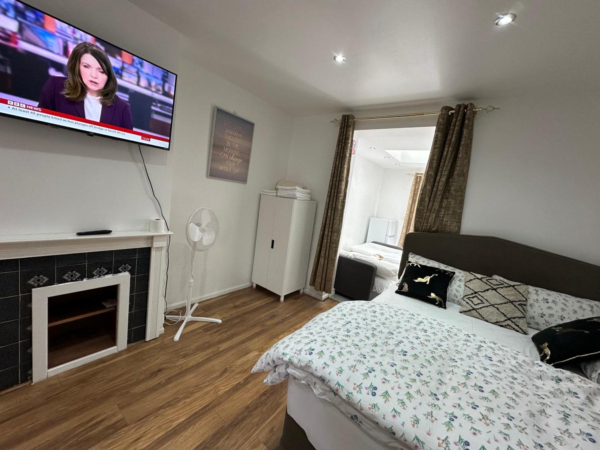 4Th Studio Flat With Private Own Bathroom A London Luxury Family Home Setup And Furnished With Double Bed Plus A Double Futon-Sofa Bed A Single Futon Bed A Baby Cot And Garden And Free Parking Exteriör bild