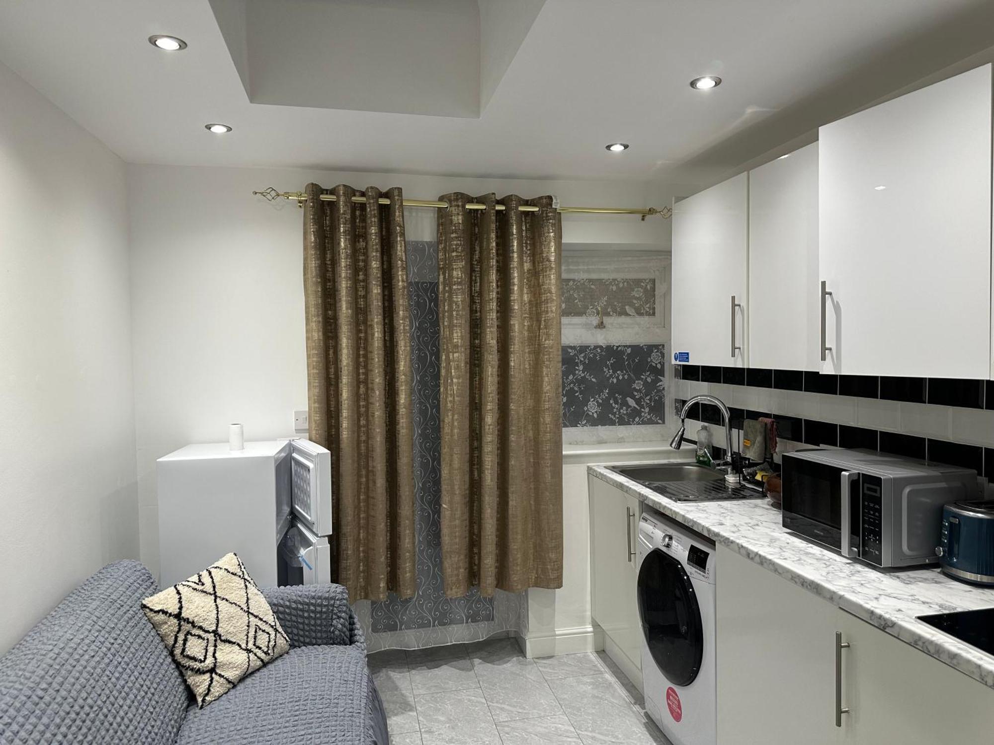4Th Studio Flat With Private Own Bathroom A London Luxury Family Home Setup And Furnished With Double Bed Plus A Double Futon-Sofa Bed A Single Futon Bed A Baby Cot And Garden And Free Parking Exteriör bild