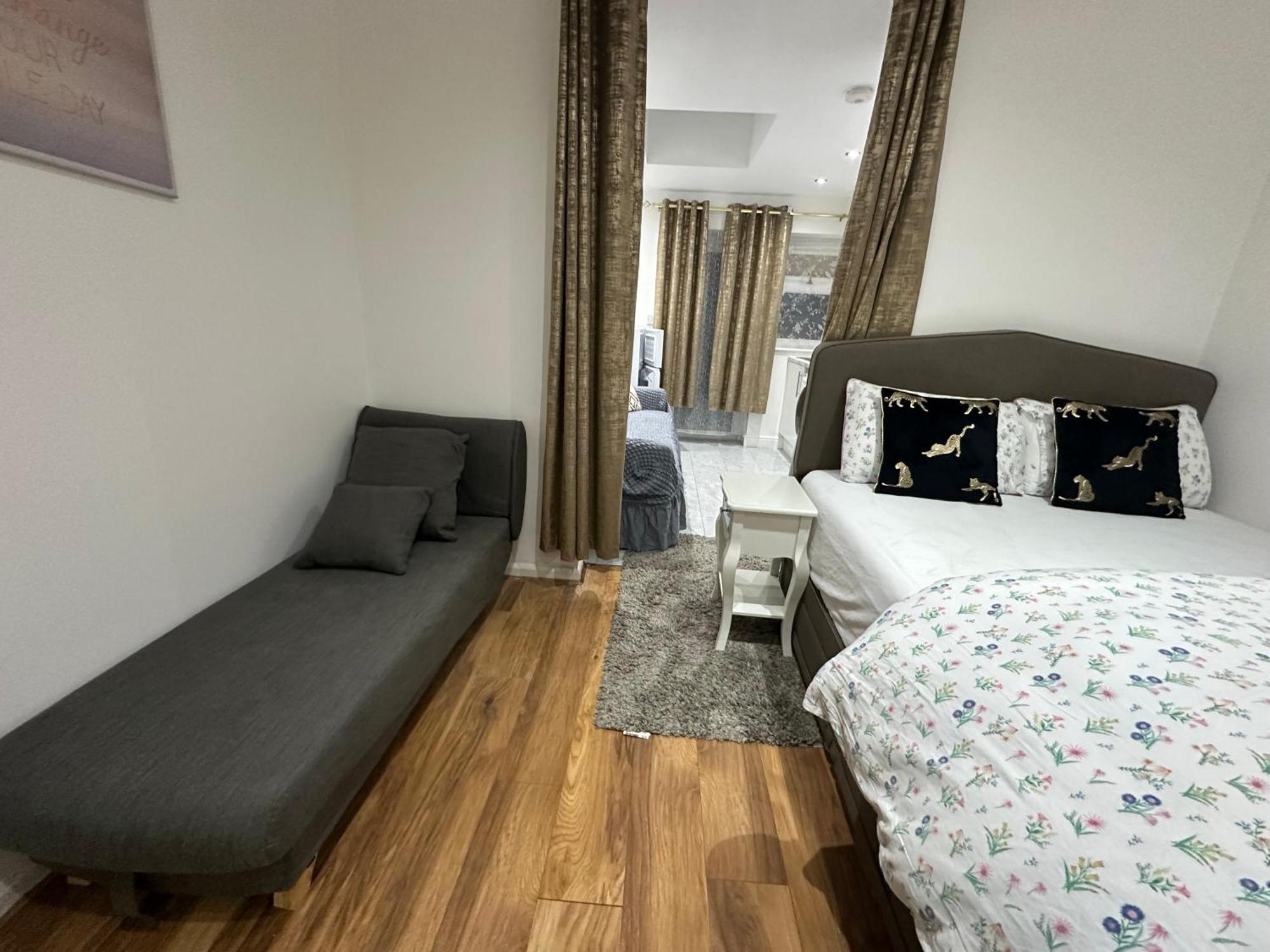4Th Studio Flat With Private Own Bathroom A London Luxury Family Home Setup And Furnished With Double Bed Plus A Double Futon-Sofa Bed A Single Futon Bed A Baby Cot And Garden And Free Parking Exteriör bild