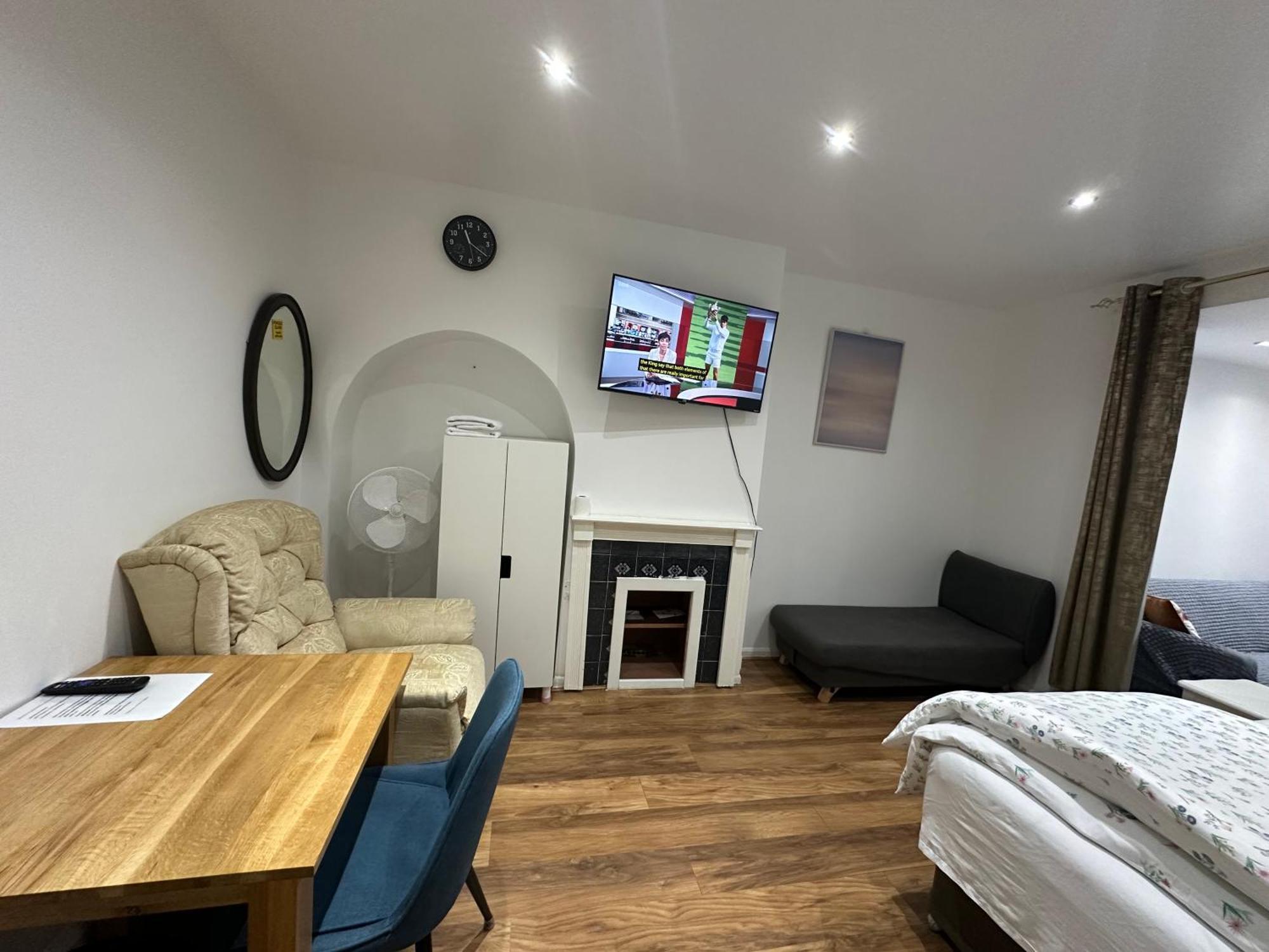 4Th Studio Flat With Private Own Bathroom A London Luxury Family Home Setup And Furnished With Double Bed Plus A Double Futon-Sofa Bed A Single Futon Bed A Baby Cot And Garden And Free Parking Exteriör bild