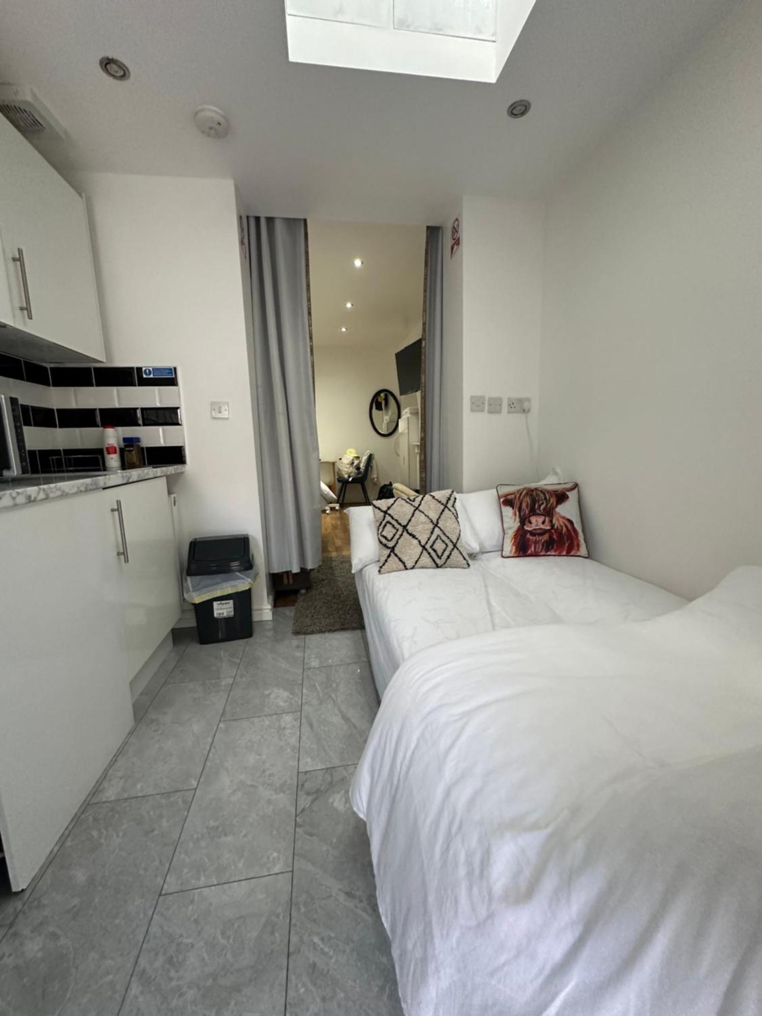 4Th Studio Flat With Private Own Bathroom A London Luxury Family Home Setup And Furnished With Double Bed Plus A Double Futon-Sofa Bed A Single Futon Bed A Baby Cot And Garden And Free Parking Exteriör bild