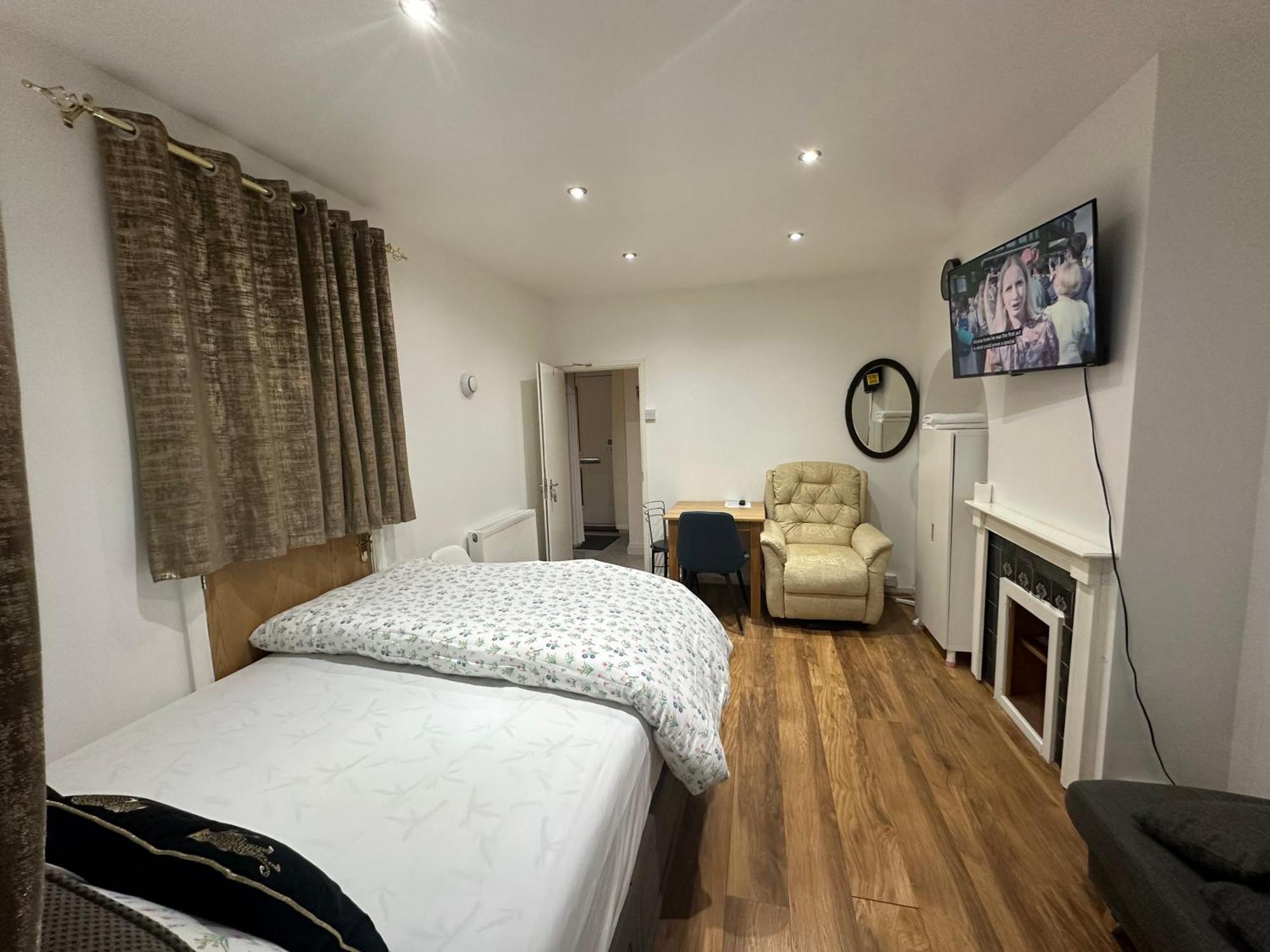 4Th Studio Flat With Private Own Bathroom A London Luxury Family Home Setup And Furnished With Double Bed Plus A Double Futon-Sofa Bed A Single Futon Bed A Baby Cot And Garden And Free Parking Exteriör bild